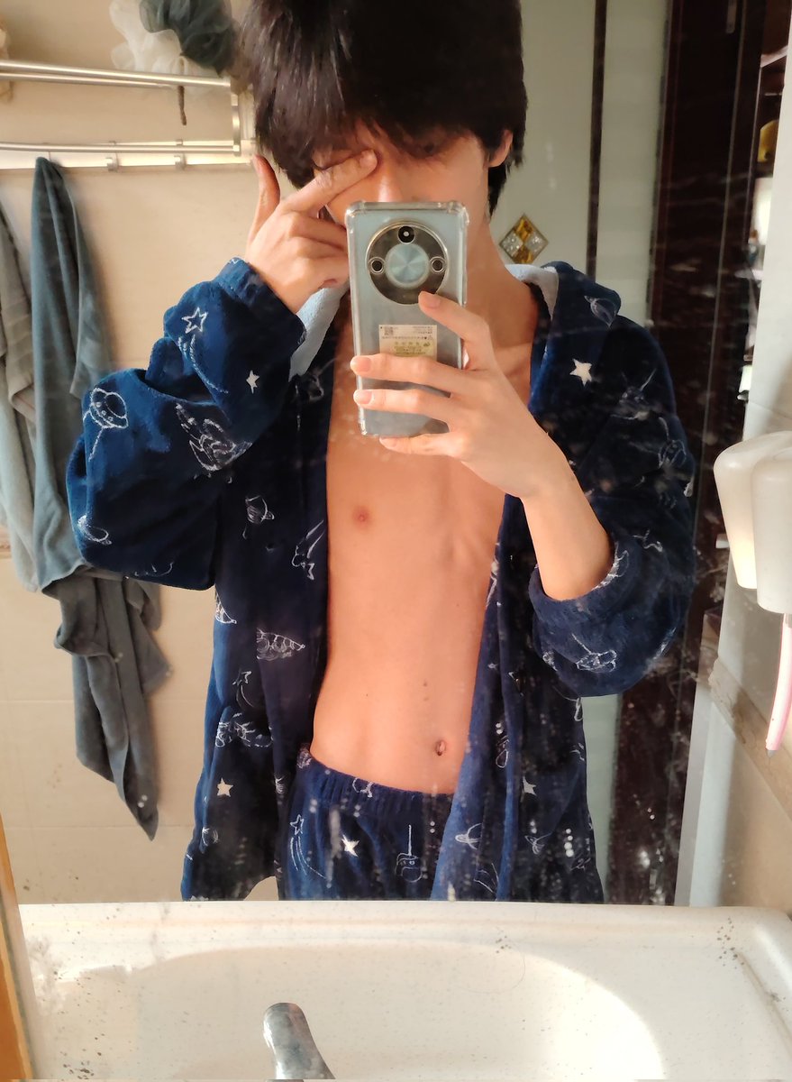 Lingch_10's tweet photo. 吗的，发几次了都，次次被吞，马斯克我真不是人机啊😭😡
。。。
两年前的自拍🤳没想到从小就这么黄😋正在撸铁，未来一年发点新的。
想交友，最好是男大男高...玩点直播飞机可以吗🥺 https://t.co/9lmNDayUMf