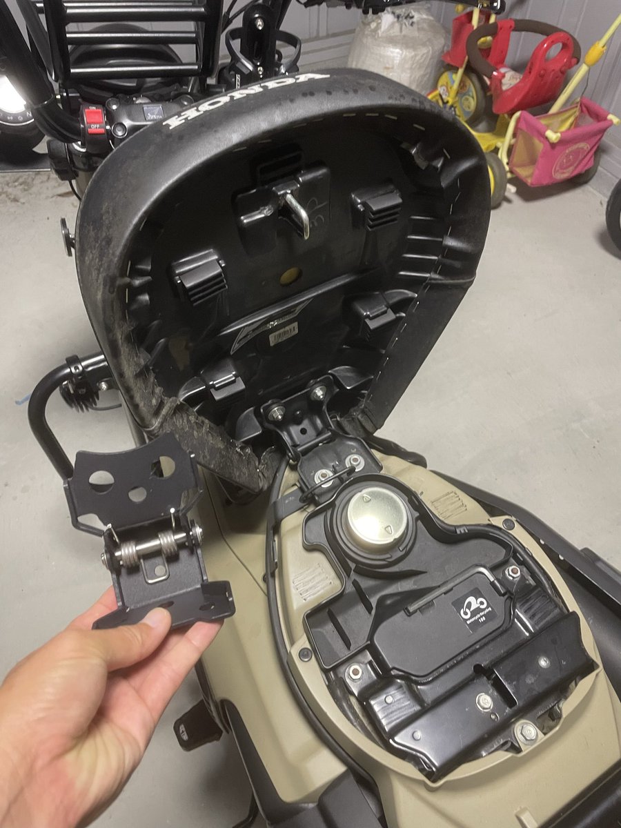 TScraft2's tweet photo. ハンターのシートのヒンジをバネ式に交換して行くぅ！
これで勝手に閉まるギロチンから解放（笑）
#かぶぬし #カスタム #高知 #ハンターカブ https://t.co/HujVU9iJcQ