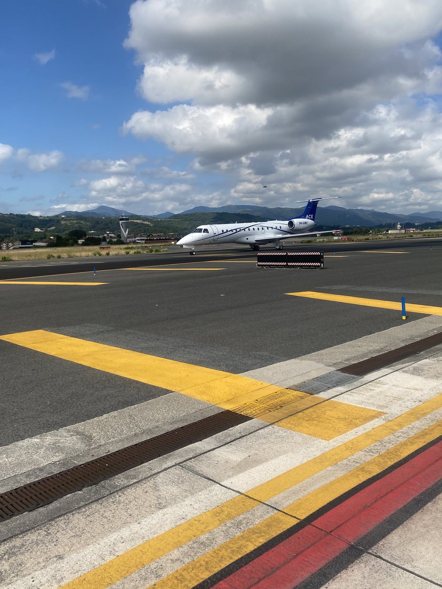 HARROW_h's tweet photo. @tonidive interesante mañana en LOIU #Spotting. #SpottersBilbao , Mucho calor muy buena mañana en la Pista , alguno más https://t.co/d6vxOsAOde… , un poco de calor en la pista EL SÁBADO https://t.co/MFGjVJyf5J