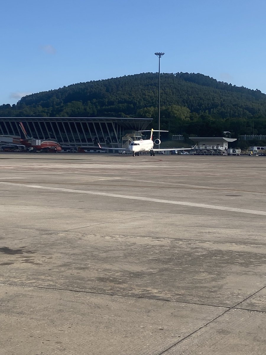 HARROW_h's tweet photo. @tonidive interesante mañana en LOIU #Spotting. #SpottersBilbao , Mucho calor muy buena mañana en la Pista , alguno más https://t.co/d6vxOsAOde… , un poco de calor en la pista EL SÁBADO https://t.co/MFGjVJyf5J