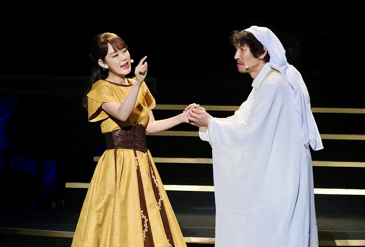 ginga_enka's tweet photo. 【＜うたびと独自＞イベントレポート📝】
#丘みどり 新宿でリサイタル「演魅Vol.7」を開催❗️
#秋元康 作詞・総合プロデュースの新曲『まだ半ば』を初披露しました🎤
オリジナル曲からジャズアレンジコーナー、ダンスナンバーまで見どころ満載✨
名物コーナー「幽玄組曲」では、ミュージカル俳優  #萬谷法英 と共演🎶
さらなる進化を遂げた華やかなステージで観客を魅了しました🌸
取材会＆コンサートの模様は近日公開✍️ お楽しみに🙌

#うたびと