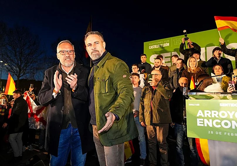 VOXpEspana's tweet photo. 🔴 ÚLTIMA HORA

VOX anuncia el inicio de pruebas de edad a MENAs y repatriaciones de ilegales en Castilla y León.

Una nueva era ha comenzado con VOX en el Gobierno de Castilla y León. 🇪🇸 https://t.co/bVPUv3hioA
