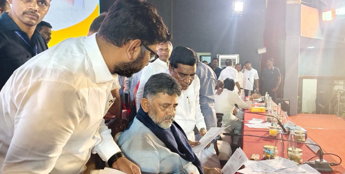 DrAvinashUJadh1's tweet photo. ಮಾನ್ಯ ಮುಖ್ಯಮಂತ್ರಿಗಳಾದ ಶ್ರೀ @DKShivakumar ಅವರ ಅಧ್ಯಕ್ಷತೆಯಲ್ಲಿ ನಡೆದ ಪ್ರಗತಿ ಪರಿಶೀಲನಾ ಸಭೆಯಲ್ಲಿ ಭಾಗವಹಿಸಿ, ಕ್ಷೇತ್ರದ ಹಲವಾರು ಸಮಸ್ಯೆಗಳ ಬಗ್ಗೆ ಗಮನ ಸೆಳೆದು ಪರಿಹಾರಕ್ಕೆ ಕ್ರಮ ಕೈಗೊಳ್ಳುವಂತೆ ಹಾಗೂ ಕ್ಷೇತ್ರದ ಅಭಿವೃದ್ಧಿಗಾಗಿ ಅನುದಾನ ಬಿಡುಗಡೆ ಮಾಡುವಂತೆ ಮನವಿ ಮಾಡಲಾಯಿತು. 
1/2 https://t.co/3w2tWeZaM4