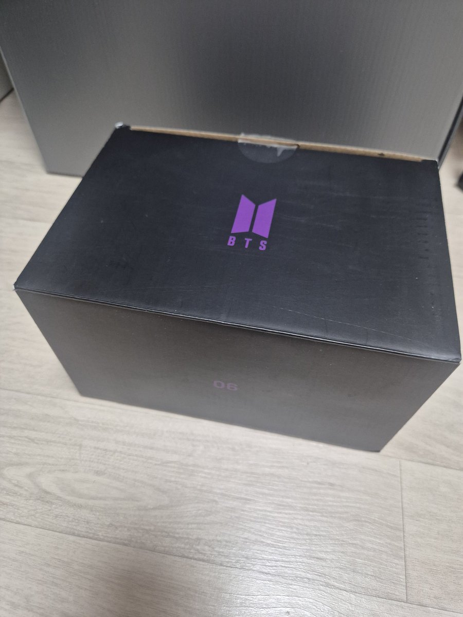 mixb_a's tweet photo. BTS Merch Box #6 music box 

190000won (including sf)

겉상자에 기스가 있으나 내용물은 양호합니다 
포카 o

방탄소년단 머치박스 6번 풀세트 판매합니다:) 인증및 상태 확인 가능해요 번개장터에서도 구매하실수 있어요

https://t.co/PiQKKKYI2B https://t.co/rVuOWQ2TtP
