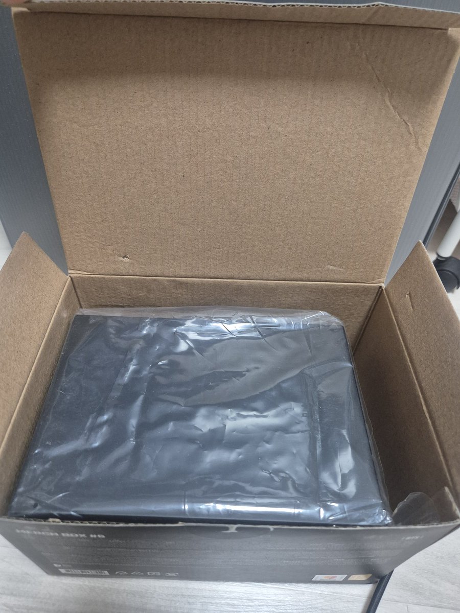 mixb_a's tweet photo. BTS Merch Box #6 music box 

190000won (including sf)

겉상자에 기스가 있으나 내용물은 양호합니다 
포카 o

방탄소년단 머치박스 6번 풀세트 판매합니다:) 인증및 상태 확인 가능해요 번개장터에서도 구매하실수 있어요

https://t.co/PiQKKKYI2B https://t.co/rVuOWQ2TtP