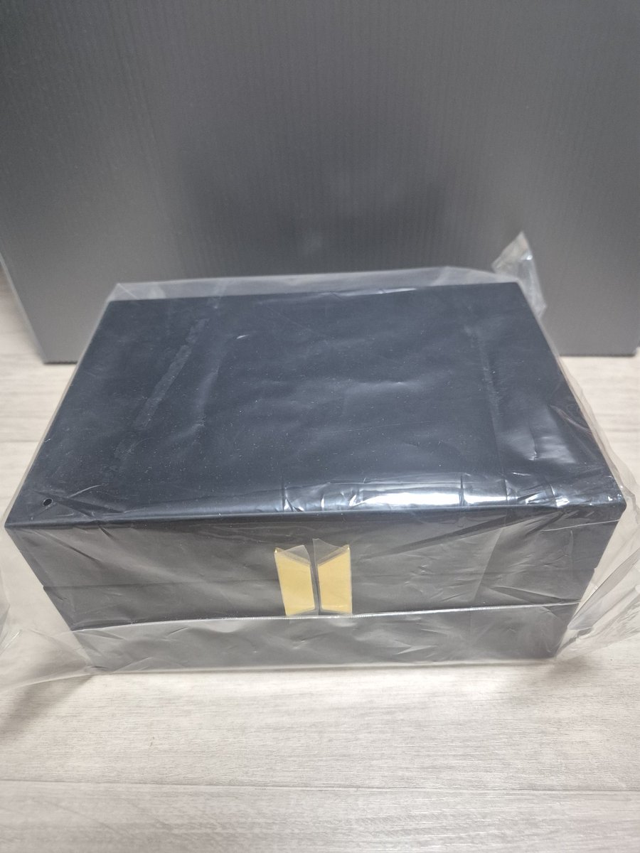 mixb_a's tweet photo. BTS Merch Box #6 music box 

190000won (including sf)

겉상자에 기스가 있으나 내용물은 양호합니다 
포카 o

방탄소년단 머치박스 6번 풀세트 판매합니다:) 인증및 상태 확인 가능해요 번개장터에서도 구매하실수 있어요

https://t.co/PiQKKKYI2B https://t.co/rVuOWQ2TtP