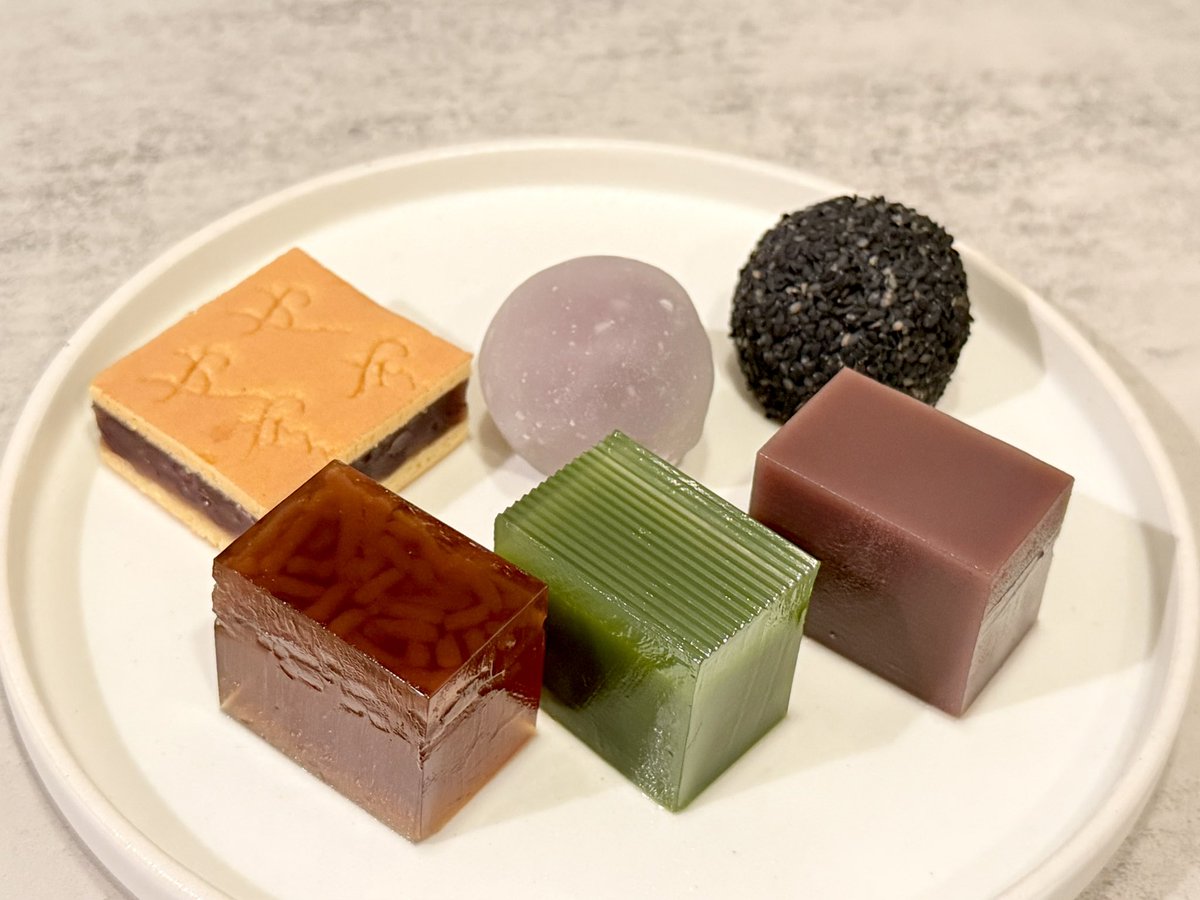 Frankie_tokyo's tweet photo. 銀座空也さんは空也もなかだけでなく、生菓子も本当においしい。
特に錦玉、翡翠、水羊羹はこの時期のお楽しみ✨ https://t.co/LSmZIiGR8I