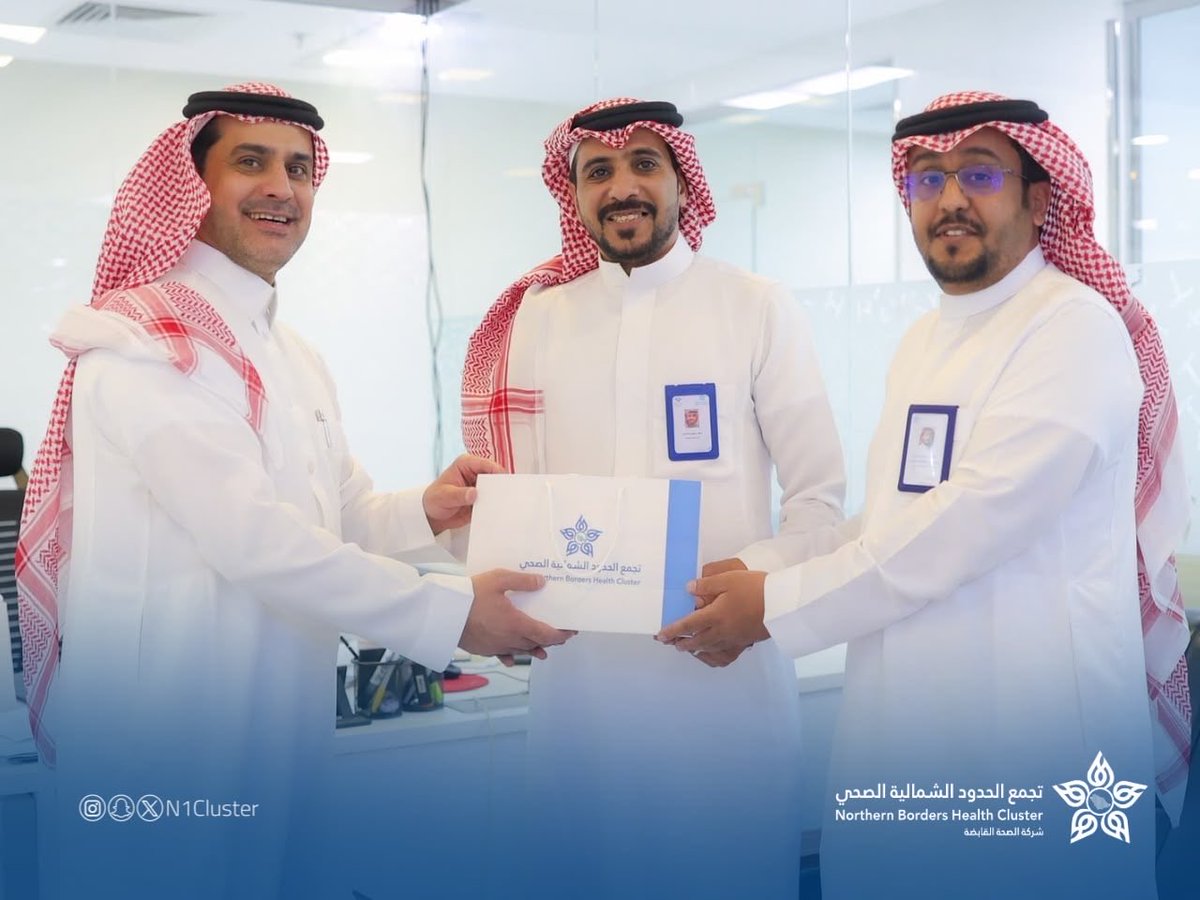 n1cluster's tweet photo. الرئيس التنفيذي لـ #تجمع_الحدود_الشمالية_الصحي 
وعدد من القيادات الصحية يلتقون منسوبي مستشفى برج الشمال الطبي ويقدمون لهم هدايا  تذكارية بمناسبة الإنتقال لـ #تجمع_الحدود_الشمالية_الصحي .

" أهلًا بكم صناع الأثر … أنتم اليوم جزءٌ من قصة نجاح تُكتب بالالتزام والعطاء والإنجاز " https://t.co/jU83gvHH6n