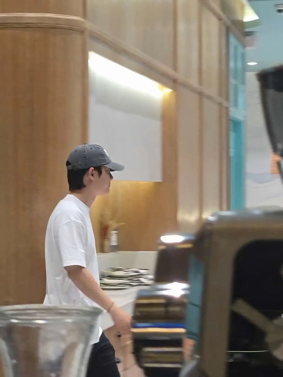 dd__dandelion's tweet photo. Kyungsoo in Manila day 2 lunch at TungLok Seafood, S Maison Conrad. The restaurant staff said he ordered crab, abalone, and firecracker chicken. One fan jokingly commented, “can i have the chopsticks? I’ll pay for the shipping.”😂😂😭😭 https://t.co/3coKnk6ChX