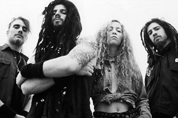AltMusicAsylum's tweet photo. #ObscurityKnown

🎵 “Thunder Kiss ’65” — WHITE ZOMBIE
💿 La Sexorcisto era / Single, 1992

⚡ STATUS:
MISFIT CLASSIC // GRINDHOUSE ALT-METAL

🧠 THE SYMPTOMS:
Chrome-plated riffs. B-movie sleaze. Desert-road chaos. Monster-truck groove.

🕯️ WHY IT STILL HAUNTS:
“Thunder Kiss ’65” sounds like a drive-in horror flick crashing into a biker rally at full volume. White Zombie took metal, punk trash, sci-fi samples and sleazy groove, then turned it into one of the dirtiest alt-rock detonations of the early ’90s.

🧩 THE RELIC:
Its heavy MTV rotation helped push White Zombie from cult underground freaks into one of the strangest mainstream breakthroughs of the 90s alternative explosion.

🎧 ENTER THE JUKEBOX:
https://t.co/BIEMpp3dY9

💬 Is this one of the most gloriously filthy riffs of the 90s?

#WhiteZombie #RobZombie #AlternativeMetal #IndustrialRock #90sAlternative #FORKSTER

@NewWaveAndPunk @Stow6524 @clairywairy88 @lee0969 @Fred_Baliad2 @Wrix2 @TraceMess_469 @Albums200 @FromTheWoods79 @Motobec810 @wthballs @sadgirlcassi @bnbwhitezombie @RobZombie