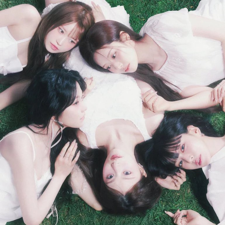kchartsmaster's tweet photo. fromis_9 unveils the tracklist for the 2nd album ‘Glow ME’.

1. ETERNAL
2. Vitamin ME (Title)
3. Pocket Treat
4. Blue Heart
5. Screen Time
6. Teacher
7. Cold Blood (CHAEYOUNG X NAGYUNG X JIHEON)
8. Why do I cry? (HAYOUNG X JIWON) 
9. Day 1
10. Wonderland https://t.co/GPlBW1SjzZ