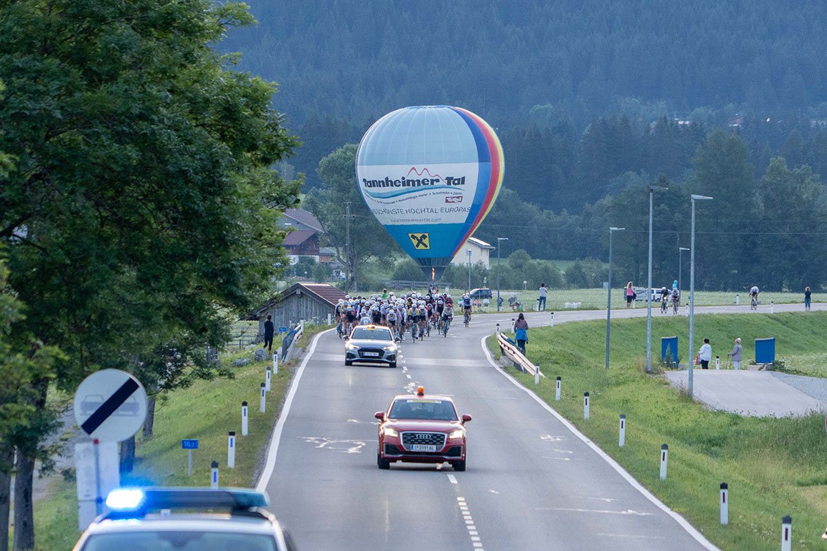 hochblau's tweet photo. Früher Start, große Kulisse, starke Beine: Der Radmarathon Tannheimer Tal 2026 brachte 3.100 Radsportfans aus 30 Nationen zusammen.
Der Nachbericht auf hochblau: https://t.co/3u9AybZz6I

Foto © Rolf Marke
#hochblau #TannheimerTal #RadMarathon #Radsport https://t.co/6U69GtjEW7
