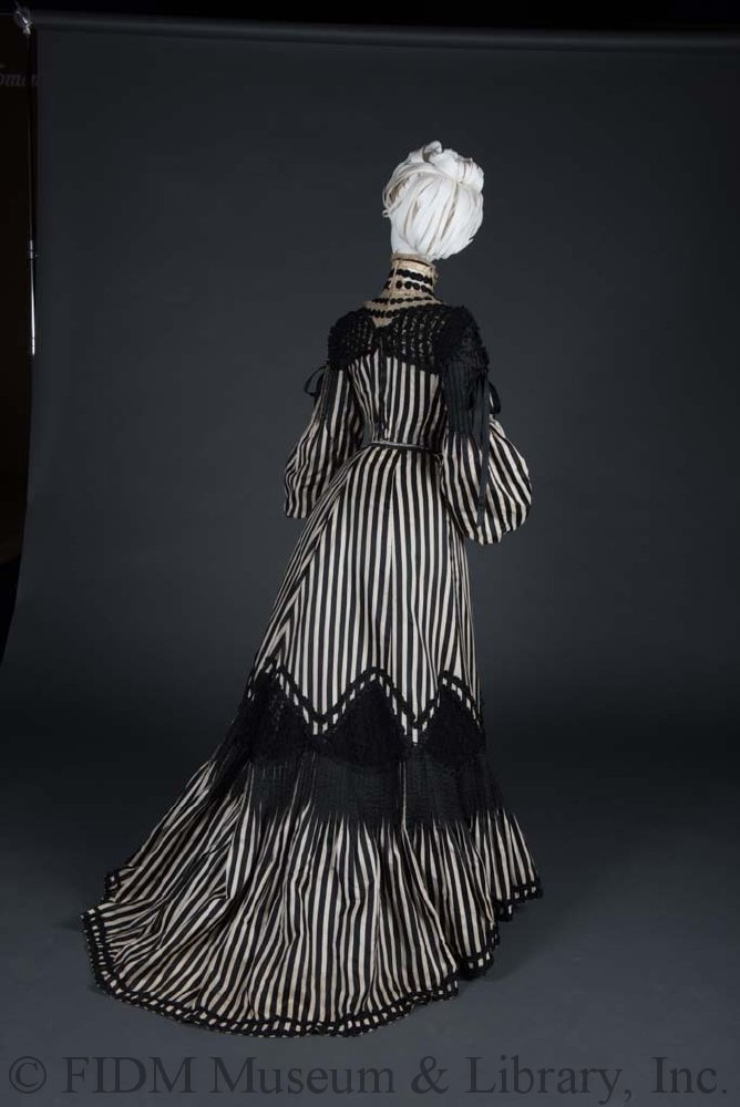 wikivictorian's tweet photo. Day dress, 1903. FIDM Museum. https://t.co/G3Dxt5ptJP