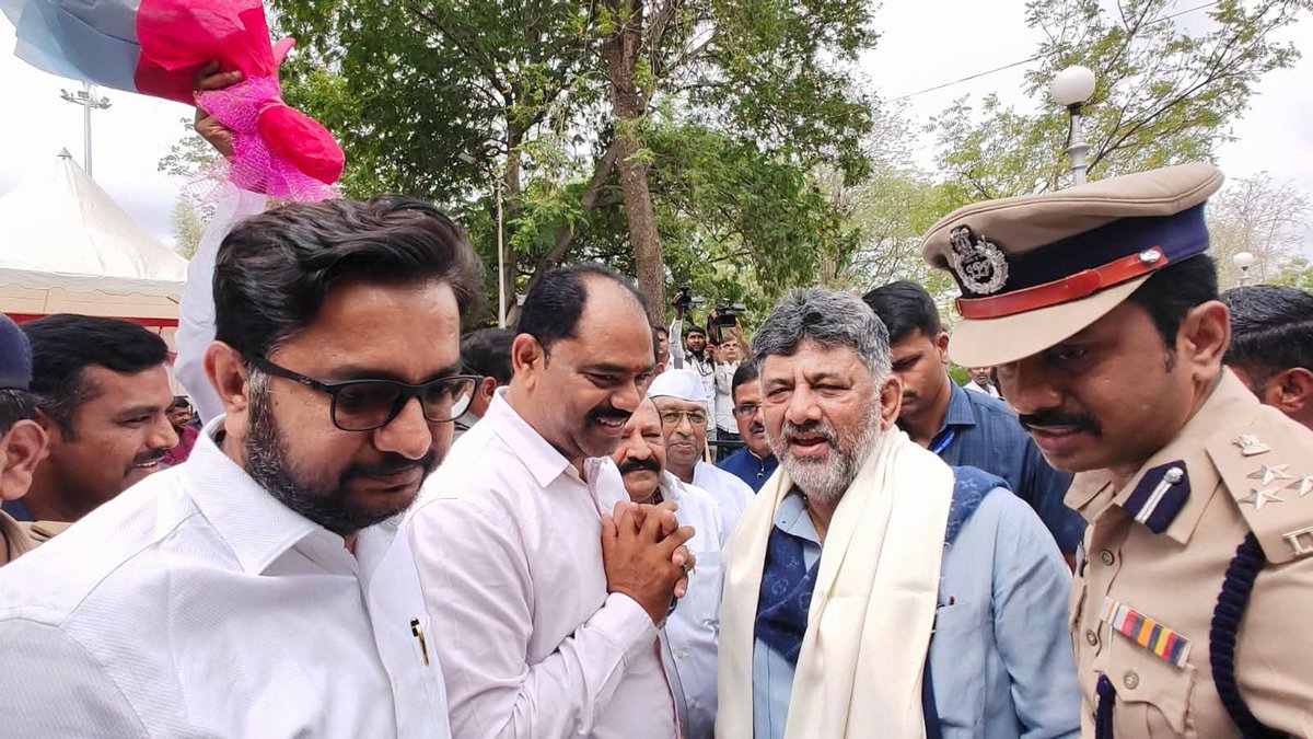 DrAvinashUJadh1's tweet photo. ಮಾನ್ಯ ಮುಖ್ಯಮಂತ್ರಿಗಳಾದ ಶ್ರೀ @DKShivakumar ಅವರ ಅಧ್ಯಕ್ಷತೆಯಲ್ಲಿ ನಡೆದ ಪ್ರಗತಿ ಪರಿಶೀಲನಾ ಸಭೆಯಲ್ಲಿ ಭಾಗವಹಿಸಿ, ಕ್ಷೇತ್ರದ ಹಲವಾರು ಸಮಸ್ಯೆಗಳ ಬಗ್ಗೆ ಗಮನ ಸೆಳೆದು ಪರಿಹಾರಕ್ಕೆ ಕ್ರಮ ಕೈಗೊಳ್ಳುವಂತೆ ಹಾಗೂ ಕ್ಷೇತ್ರದ ಅಭಿವೃದ್ಧಿಗಾಗಿ ಅನುದಾನ ಬಿಡುಗಡೆ ಮಾಡುವಂತೆ ಮನವಿ ಮಾಡಲಾಯಿತು. 
1/2 https://t.co/3w2tWeZaM4