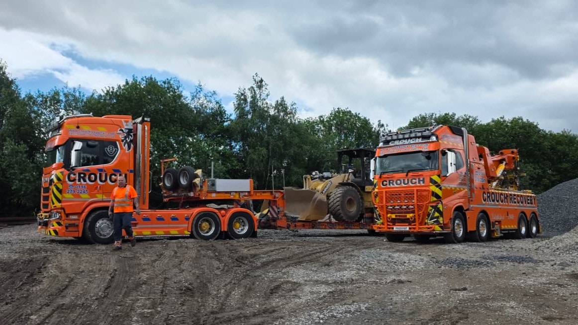 CrouchRecovery's tweet photo. A heavy-duty combination! 💪

We've got the power, gear and experience to handle large-scale plant movements.

#CrouchRecovery #OrangeAndBlue #OrangeArmy #LowLoader #Rotator #AllTerrainRecovery #HeavyDutyTowing #HeavyHaulage #HeavyMovements https://t.co/eOM15il9WE