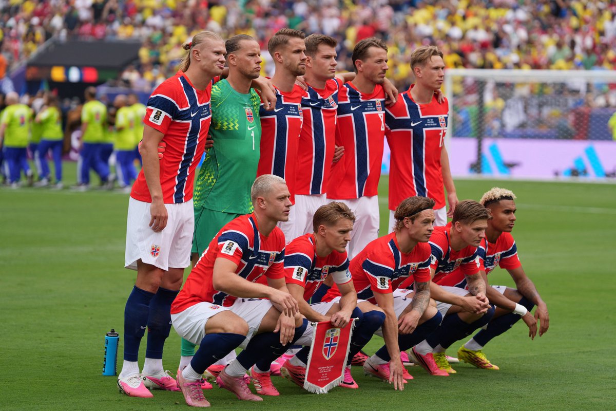 _BeFootball's tweet photo. 🚨 PLUSIEURS JOUEURS NORVÉGIENS MALADES AVANT D’AFFRONTER L’ANGLETERRE !! 🤒🇳🇴

Le sélectionneur Ståle Solbakken 🇳🇴  a révélé que 𝗽𝗹𝘂𝘀𝗶𝗲𝘂𝗿𝘀 𝗺𝗲𝗺𝗯𝗿𝗲𝘀 𝗱𝗲 𝘀𝗼𝗻 𝗴𝗿𝗼𝘂𝗽𝗲 𝘀𝗼𝘂𝗳𝗳𝗿𝗲𝗻𝘁 𝗱𝗲 𝗳𝗶𝗲̀𝘃𝗿𝗲, 𝗱𝗲 𝘁𝗼𝘂𝘅 𝗼𝘂 𝗱𝗲 𝘀𝘆𝗺𝗽𝘁𝗼̂𝗺𝗲𝘀 𝗹𝗶𝗲́𝘀 𝗮̀ 𝘂𝗻 𝘃𝗶𝗿𝘂𝘀 à 4 jours du quart de finale 😱😷

Le technicien norvégien estime que cette situation s’explique en partie par 𝗹𝗲𝘀 𝘃𝗼𝘆𝗮𝗴𝗲𝘀, 𝗹𝗮 𝗰𝗹𝗶𝗺𝗮𝘁𝗶𝘀𝗮𝘁𝗶𝗼𝗻 𝗲𝘁 𝗹𝗮 𝘃𝗶𝗲 𝗲𝗻 𝗰𝗼𝗹𝗹𝗲𝗰𝘁𝗶𝘃𝗶𝘁𝗲́ durant la Coupe du Monde ❄️✈️

(CP)