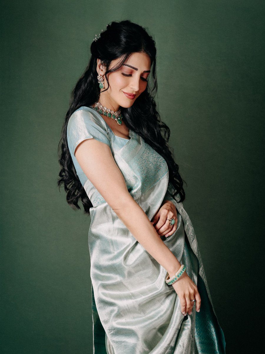 azhagigalulagam's tweet photo. @shrutihaasan Beautiful pictures : @shrutihaasan 🥰🫠 3/3 👇 👇 👇 

#shrutihaasan #shruti https://t.co/ZJxGjXHM1x
