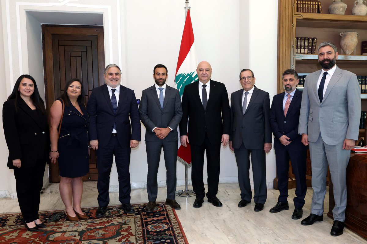 LBpresidency's tweet photo. أمين عام الكتلة الوطنية ميشال حلو مع وفد من الكتلة بعد لقاء رئيس الجمهورية:

- تأكيد دعم الكتلة الوطنية الكامل للمسار الذي يقوده الرئيس جوزاف عون، باعتباره محطة تاريخية لاستعادة الدولة دورها وسيادتها، وصولاً إلى إنهاء الحرب وتحرير الأراضي المحتلة وعودة أهالي الجنوب.
- خيار الرئيس عون بالدخول في مسار تفاوض مباشر تقوده الدولة اللبنانية هو خيار شجاع يستحق الدعم، مع التشديد على أن تنفيذ الاتفاق يجب أن يرتكز على دور الدولة والجيش اللبناني في حصر السلاح وترسيخ الاستقرار.