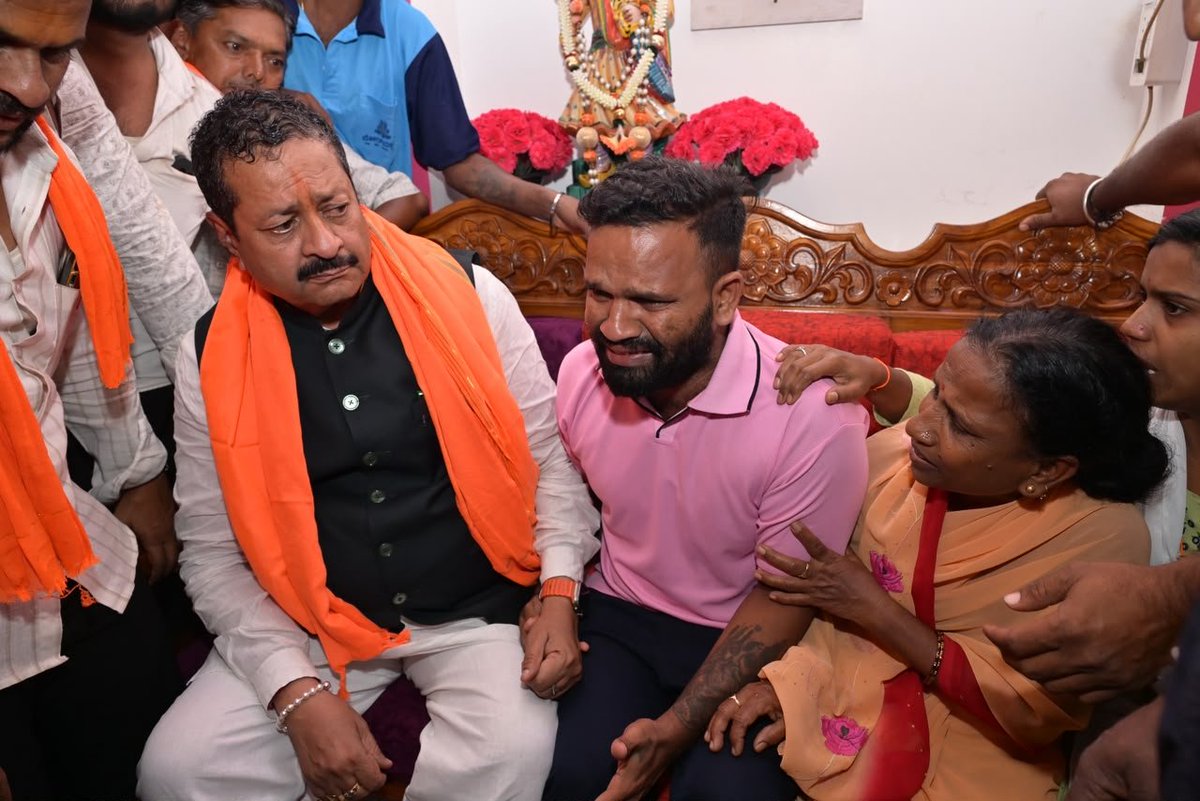 BasanagoudaBJP's tweet photo. ಹಾವೇರಿ ಜಿಲ್ಲೆಯ ರಟ್ಟಿಹಳ್ಳಿ ಪಟ್ಟಣದಲ್ಲಿ ಈಚೆಗೆ ಅನ್ಯಕೋಮಿ��ವರಿಂದ ಹಲ್ಲೆಗೊಳಗಾಗಿ ಮೃತಪಟ್ಟ ಹಿಂದೂ ವ್ಯಾಪಾರಿ ಶಿವಾಜಿರಾವ್ ಬೈರೋಜಿ ಅವರ ಮನೆಗೆ ಭೇಟಿ ನೀಡಿ ಕುಟುಂಬದವರಿಗೆ ಸಾಂತ್ವನ ಹೇಳಿದರು. https://t.co/dhqoyZu3Um