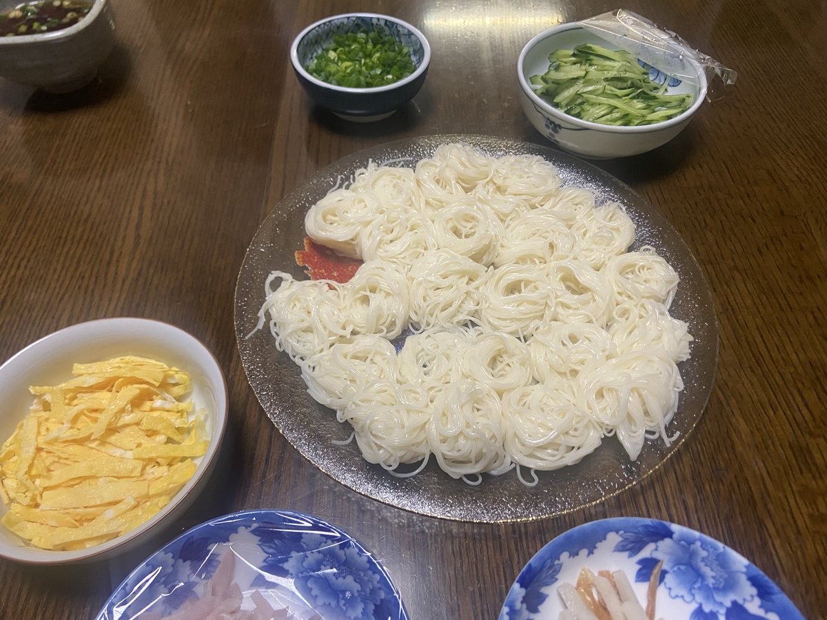 Loewe252525's tweet photo. 真夏日並の気温の日には、ソーメンが美味しい😋
トッピングには何を追加しようか…つい欲張ってしまう😱
寒い季節より、個人的には夏の季節は好きかな✨ https://t.co/TN6MYnEysz