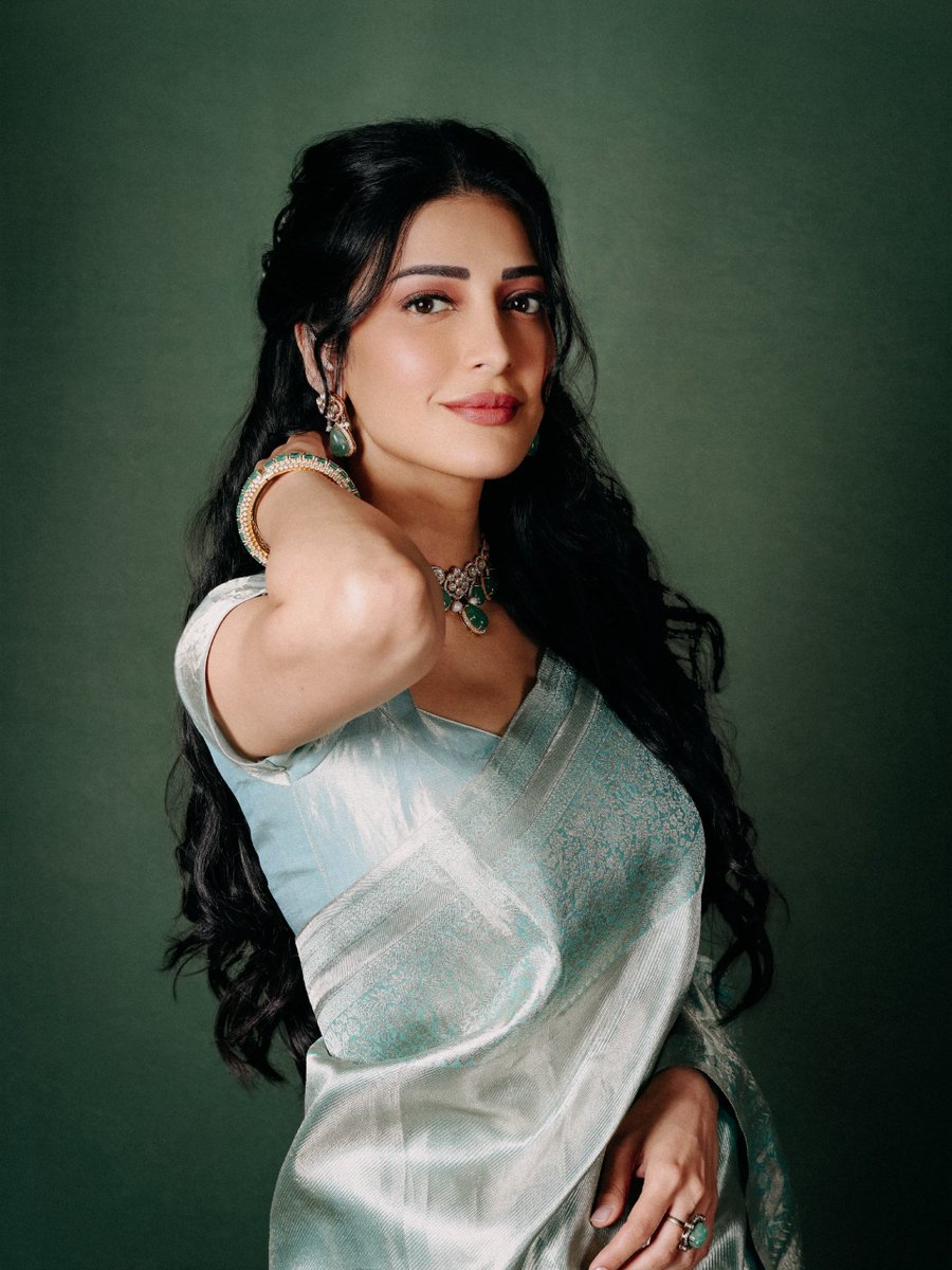 azhagigalulagam's tweet photo. Beautiful pictures : @shrutihaasan 🥰🫠 1/3 👇👇👇

#shrutihaasan #shruti https://t.co/9MhISbEoCm