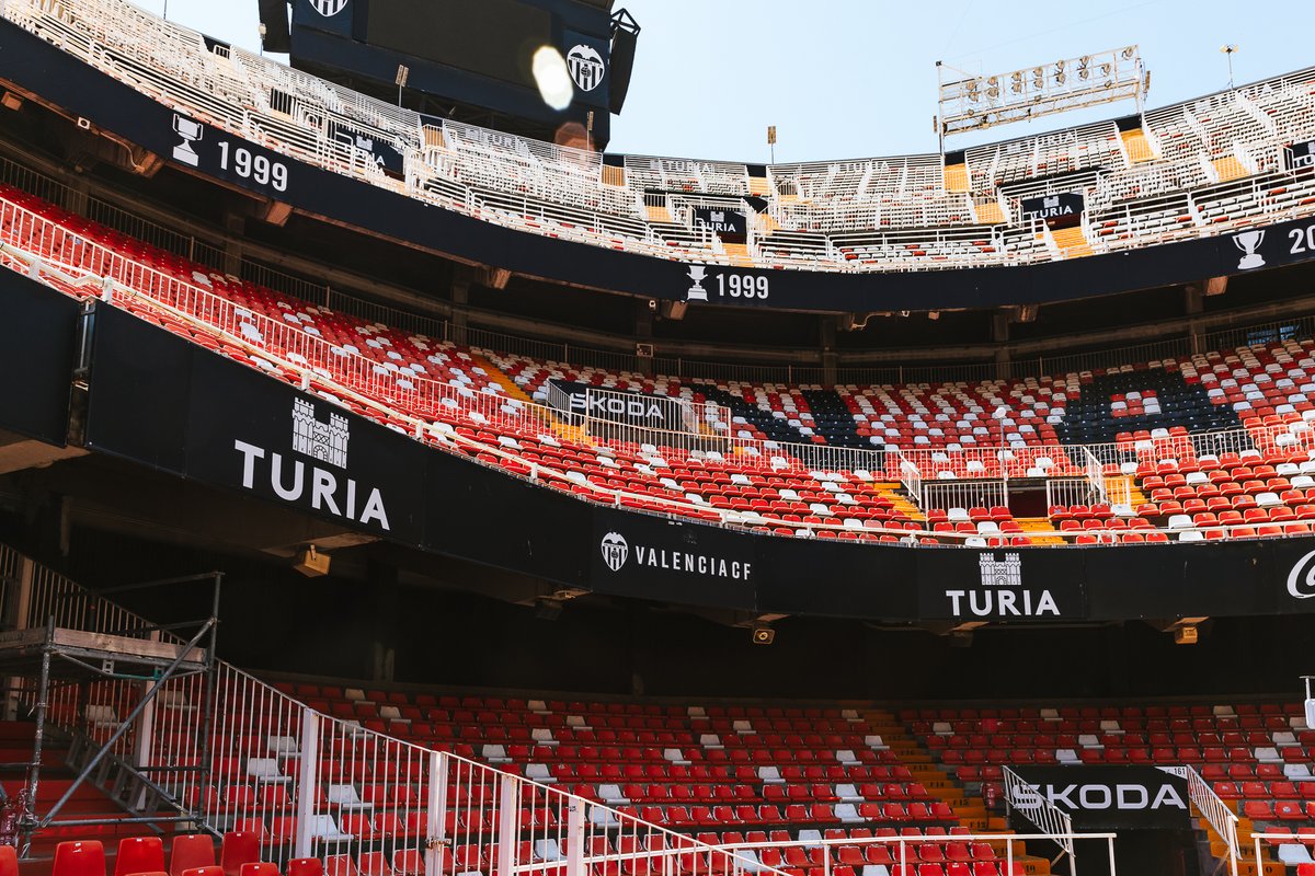 Startup_VLC's tweet photo. @VDS_event @vidext_io @opentop_hub @LeytonIberia @axebow_bykumori @nacho_mas @Josebortcs @valenciacf @santander_es @BStartup @Glovo_ES Recorremos Mestalla, inaugurado en 1923 y uno de los estadios con más historia del fútbol espa��ol, antes de que el @valenciacf inicie una nueva etapa en el Nou Mestalla 💪

Además, conocemos su estrategia de innovación tecnológica y hospitality para el nuevo estadio https://t.co/4rQSRuUe11