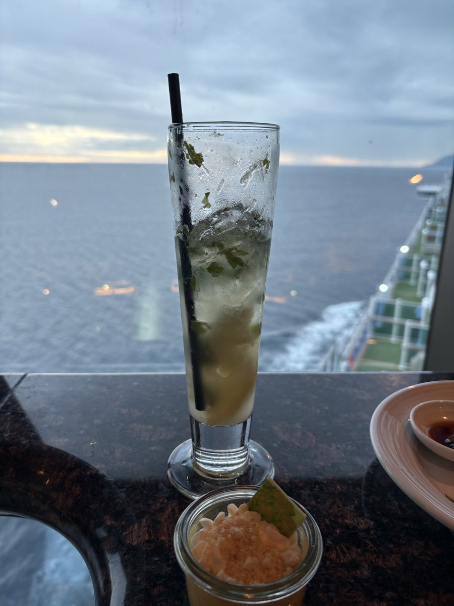 Miyuki1125's tweet photo. 日課2 素晴らしい酸っぱさ 多分オリジナルのモヒートとは随分違ってる 1個だけ残ってたキーライムパイも
#ダイヤモンドプリンセス
#クルーズ
#M618 https://t.co/vCtZINMCKj