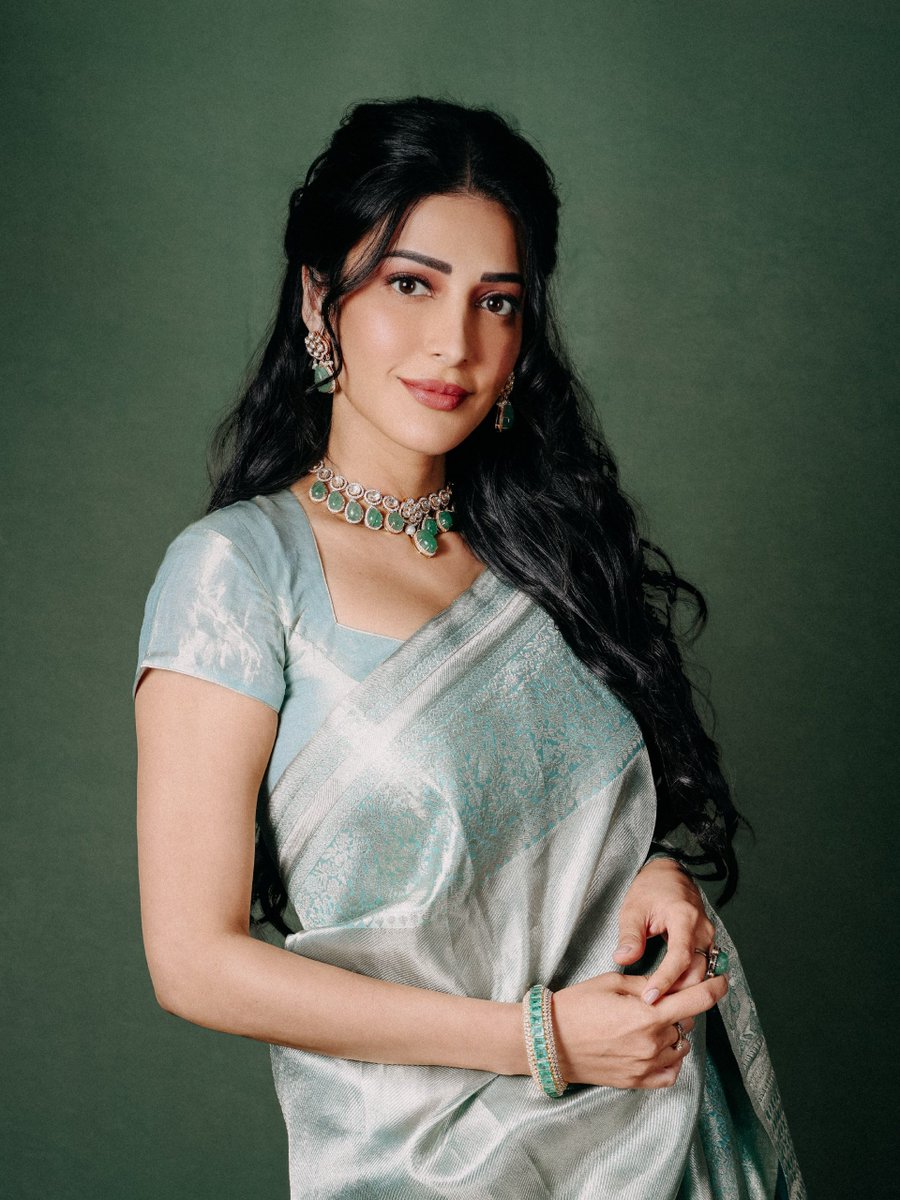 azhagigalulagam's tweet photo. @shrutihaasan Beautiful pictures : @shrutihaasan 🥰🫠 2/3 👇 👇 

#shrutihaasan #shruti https://t.co/eYZf5ua3l6