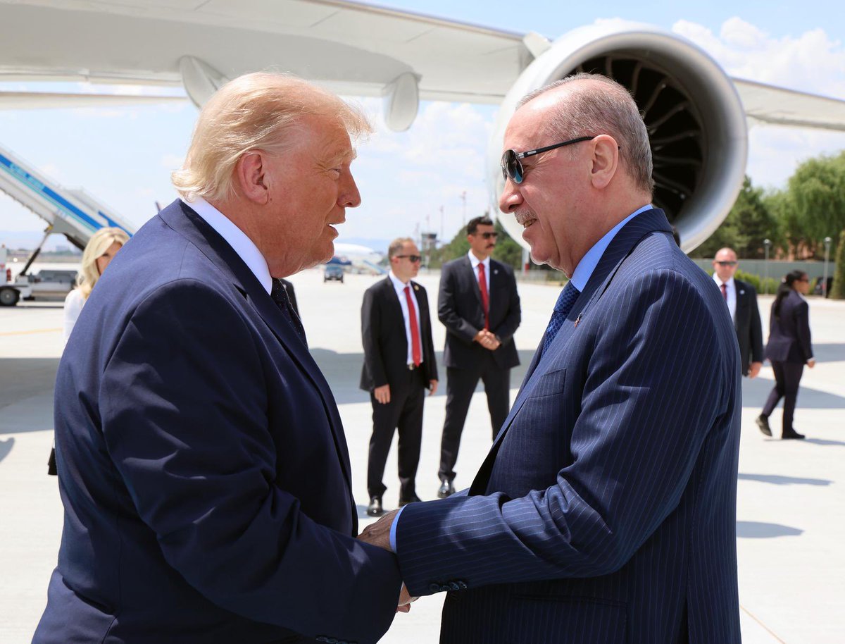 Akpartiarabic's tweet photo. يستقبل رئيس الجمهورية السيد رجب طيب أردوغان في مطار أنقرة، نظيره الأمريكي دونالد ترامب الذي يجري زيارة رسمية إلى تركيا للمشاركة في القمة السادسة والثلاثين لرؤساء دول وحكومات حلف شمال الأطلسي (الناتو) التي تستضيفها تركيا. #NATOsummit https://t.co/2lVnHw0xn8