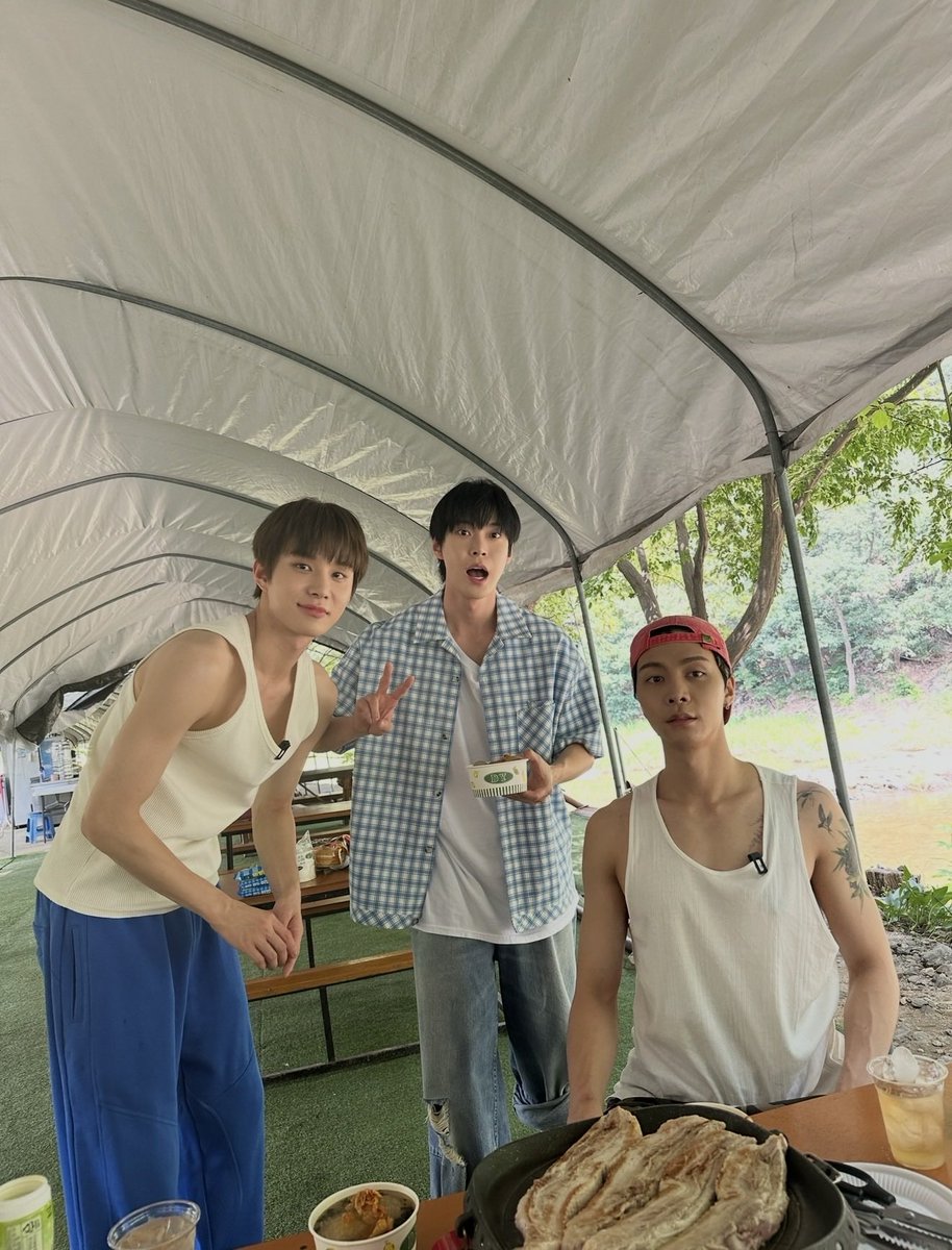 urfavvleehaenie's tweet photo. 5555555555555555 น้องแฮชานมาอัปรูปในบบละ

🐻 ไม่รู้ว่าเคยอัปขึ้นไปหรือยังนะ
🐻 แต่สองรูปข้างบนเป็นรูปที่พี่จอห์นนี่ถ่ายให้ (รูปแรกกับรูปที่สอง)

((ฮืออออน่ารักมาก555555555)) https://t.co/FrD6w6E6Xy