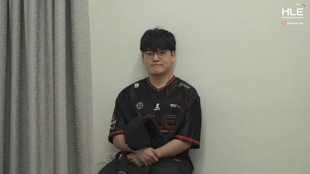 Gommayusi98's tweet photo. WHAT IS WRONG WITH HIM 
WHY DOES HE LOOK LIKE HES ON TIMEOUT 😭😭😭😭😭 https://t.co/3FDVo9SqWK