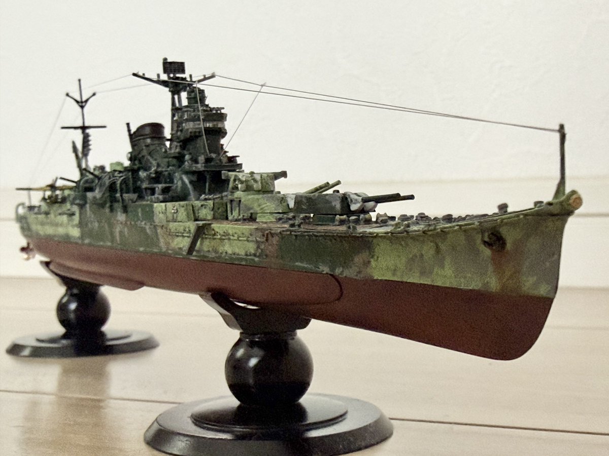 yukikaze_toy's tweet photo. 重巡洋艦伊吹 竣工

完成しました重巡伊吹✨
迷彩グリーンが剥がれてきたという設定です😄
空中線に挑戦してみました！
細かい部分はできませんが主要な外周部分を伸ばしランナーでやってみましたよ😄
カッコいいのが仕上がりました♪

#フジミ模型
#帝国海軍シリーズ
#重巡洋艦伊吹
#艦船模型 https://t.co/8H4xIls74L