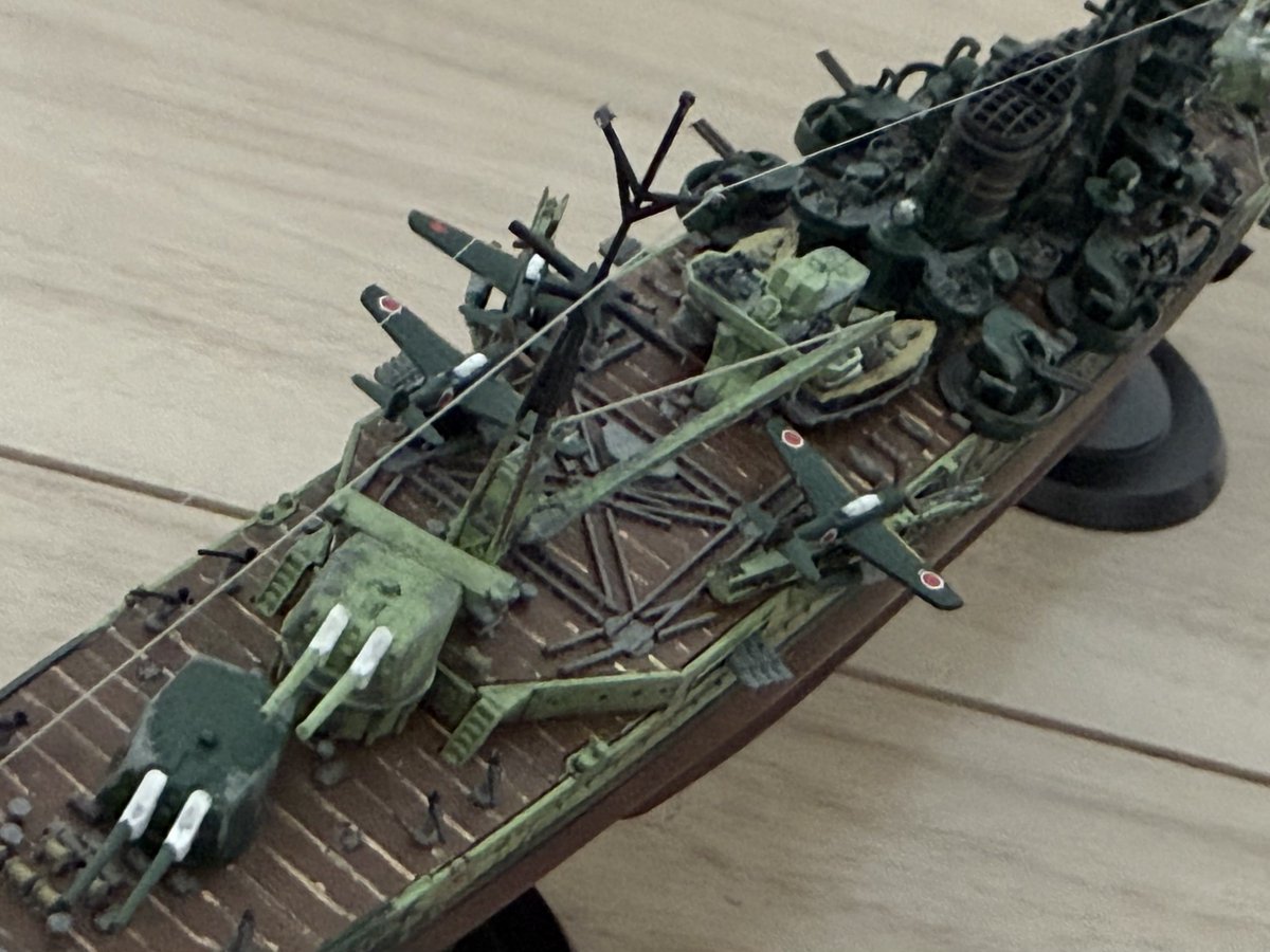 yukikaze_toy's tweet photo. 重巡洋艦伊吹 竣工

完成しました重巡伊吹✨
迷彩グリーンが剥がれてきたという設定です😄
空中線に挑戦してみました！
細かい部分はできませんが主要な外周部分を伸ばしランナーでやってみましたよ😄
カッコいいのが仕上がりました♪

#フジミ模型
#帝国海軍シリーズ
#重巡洋艦伊吹
#艦船模型 https://t.co/8H4xIls74L