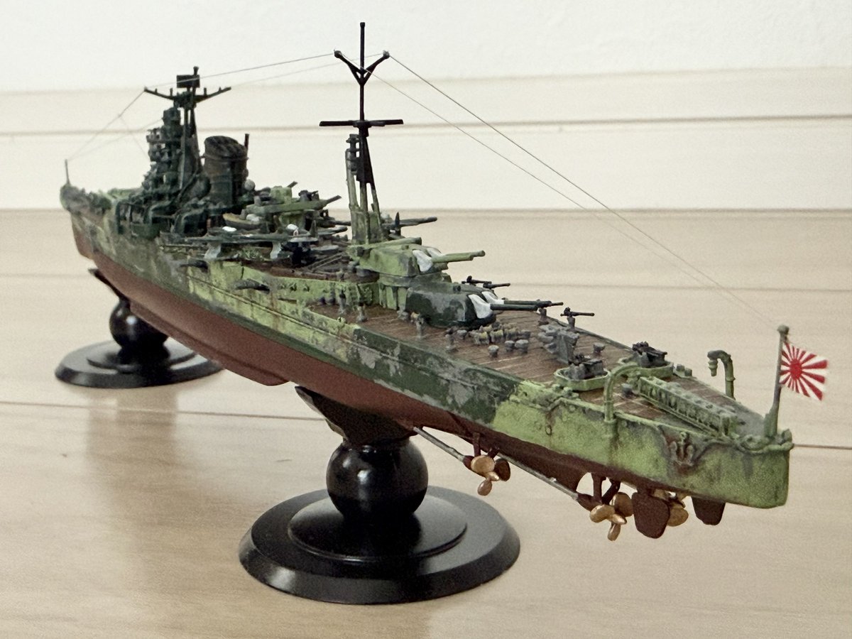 yukikaze_toy's tweet photo. 重巡洋艦伊吹 竣工

完成しました重巡伊吹✨
迷彩グリーンが剥がれてきたという設定です😄
空中線に挑戦してみました！
細かい部分はできませんが主要な外周部分を伸ばしランナーでやってみましたよ😄
カッコいいのが仕上がりました♪

#フジミ模型
#帝国海軍シリーズ
#重巡洋艦伊吹
#艦船模型 https://t.co/8H4xIls74L