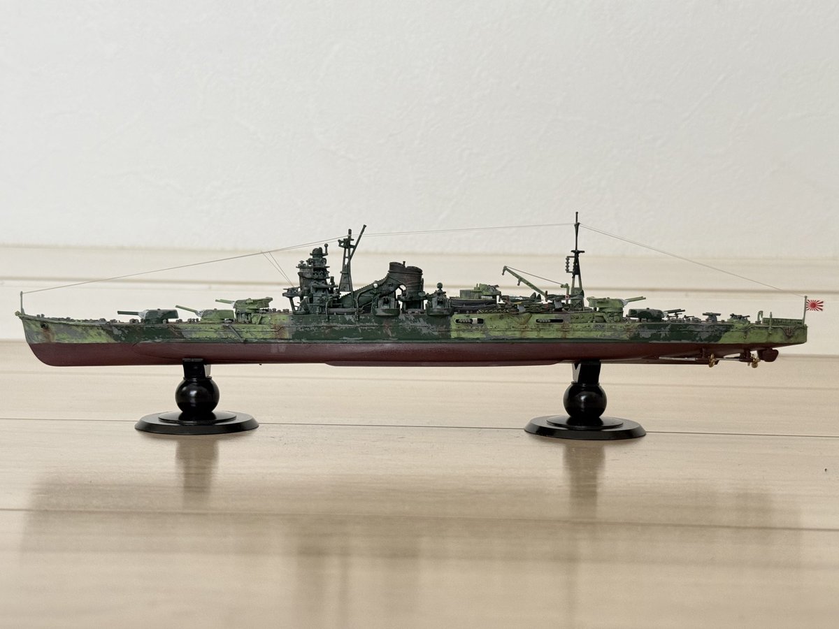 yukikaze_toy's tweet photo. 重巡洋艦伊吹 竣工

完成しました重巡伊吹✨
迷彩グリーンが剥がれてきたという設定です😄
空中線に挑戦してみました！
細かい部分はできませんが主要な外周部分を伸ばしランナーでやってみましたよ😄
カッコいいのが仕上がりました♪

#フジミ模型
#帝国海軍シリーズ
#重巡洋艦伊吹
#艦船模型 https://t.co/8H4xIls74L