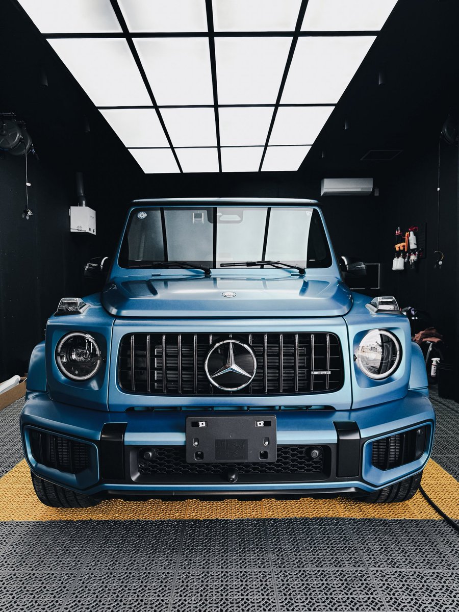 58_SAVAGE_'s tweet photo. G63にサテンPPFを施工しました。

メルセデスの純正マットカラーは、完全な艶消しではなく、半艶に近いサテン調の質感です。

一方で、フェラーリの「Opaco」は、よりマット感の強い仕上がりになります。

同じマット系塗装でも、メーカーによって質感は大きく異なります。

58Detailingでは、純正の質感を損なわないよう、車両・塗装・仕上がりに合わせてフィルムブランドを選定しています。

施工できる箇所は可能な限りエッジまで巻き込み、フィルムの境目が目立たないよう仕上げています。

貼ってあると言われなければ分からないほど自然に。
ただ保護するだけではなく、純正の雰囲気を崩さないPPF施工を大切にしています。
