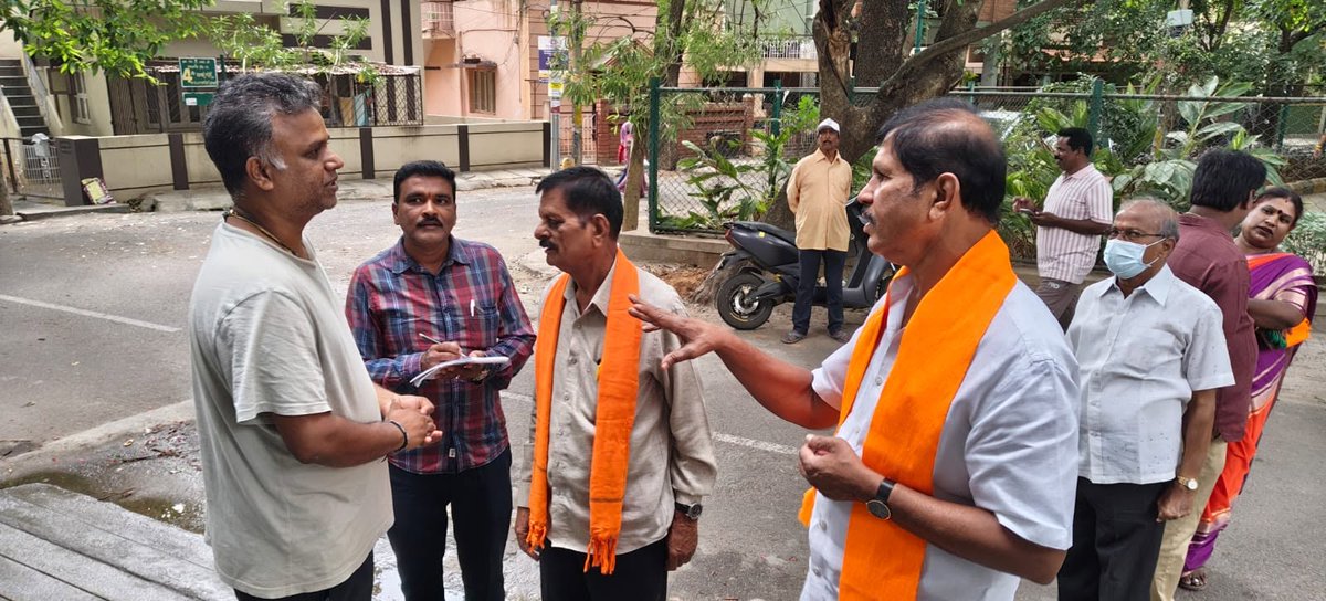 ARavi4BJP's tweet photo. ಇಂದು ವಿದ್ಯಾರಣ್ಯಪುರ ವಾರ್ಡಿನ ಬಿ. ಇ. ಎಲ್ ಲೇಔಟ್ 2ನೇ ಬ್ಲಾಕ್‌ ನಲ್ಲಿ ನಡೆದ 'ಗುಡ್ ಮಾರ್ನಿಂಗ್ ಬ್ಯಾಟರಾಯನಪುರ' ಜನಸಂಪರ್ಕ ಅಭಿಯಾನದಲ್ಲಿ ಕಾರ್ಯಕರ್ತರು, ಹಿತೈಷಿಗಳು ಹಾಗೂ ಬೆಂಬಲಿಗರೊಂದಿಗೆ ಮನೆ ಮನೆಗೆ ಭೇಟಿ ನೀಡಿ ಸಾರ್ವಜನಿಕರೊಂದಿಗೆ ಆತ್ಮೀಯವಾಗಿ ಸಂವಾದ ನಡೆಸಲಾಯಿತು.
#GoodMorningByatarayanapura #ARaviBJP https://t.co/l4p5mUO2Ex