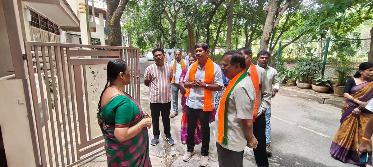 ARavi4BJP's tweet photo. ಇಂದು ವಿದ್ಯಾರಣ್ಯಪುರ ವಾರ್ಡಿನ ಬಿ. ಇ. ಎಲ್ ಲೇಔಟ್ 2ನೇ ಬ್ಲಾಕ್‌ ನಲ್ಲಿ ನಡೆದ 'ಗುಡ್ ಮಾರ್ನಿಂಗ್ ಬ್ಯಾಟರಾಯನಪುರ' ಜನಸಂಪರ್ಕ ಅಭಿಯಾನದಲ್ಲಿ ಕಾರ್ಯಕರ್ತರು, ಹಿತೈಷಿಗಳು ಹಾಗೂ ಬೆಂಬಲಿಗರೊಂದಿಗೆ ಮನೆ ಮನೆಗೆ ಭೇಟಿ ನೀಡಿ ಸಾರ್ವಜನಿಕರೊಂದಿಗೆ ಆತ್ಮೀಯವಾಗಿ ಸಂವಾದ ನಡೆಸಲಾಯಿತು.
#GoodMorningByatarayanapura #ARaviBJP https://t.co/l4p5mUO2Ex
