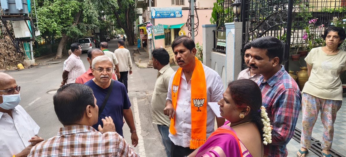 ARavi4BJP's tweet photo. ಇಂದು ವಿದ್ಯಾರಣ್ಯಪುರ ವಾರ್ಡಿನ ಬಿ. ಇ. ಎಲ್ ಲೇಔಟ್ 2ನೇ ಬ್ಲಾಕ್‌ ನಲ್ಲಿ ನಡೆದ 'ಗುಡ್ ಮಾರ್ನಿಂಗ್ ಬ್ಯಾಟರಾಯನಪುರ' ಜನಸಂಪರ್ಕ ಅಭಿಯಾನದಲ್ಲಿ ಕಾರ್ಯಕರ್ತರು, ಹಿತೈಷಿಗಳು ಹಾಗೂ ಬೆಂಬಲಿಗರೊಂದಿಗೆ ಮನೆ ಮನೆಗೆ ಭೇಟಿ ನೀಡಿ ಸಾರ್ವಜನಿಕರೊಂದಿಗೆ ಆತ್ಮೀಯವಾಗಿ ಸಂವಾದ ನಡೆಸಲಾಯಿತು.
#GoodMorningByatarayanapura #ARaviBJP https://t.co/l4p5mUO2Ex