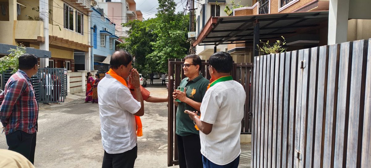 ARavi4BJP's tweet photo. ಇಂದು ವಿದ್ಯಾರಣ್ಯಪುರ ವಾರ್ಡಿನ ಬಿ. ಇ. ಎಲ್ ಲೇಔಟ್ 2ನೇ ಬ್ಲಾಕ್‌ ನಲ್ಲಿ ನಡೆದ 'ಗುಡ್ ಮಾರ್ನಿಂಗ್ ಬ್ಯಾಟರಾಯನಪುರ' ಜನಸಂಪರ್ಕ ಅಭಿಯಾನದಲ್ಲಿ ಕಾರ್ಯಕರ್ತರು, ಹಿತೈಷಿಗಳು ಹಾಗೂ ಬೆಂಬಲಿಗರೊಂದಿಗೆ ಮನೆ ಮನೆಗೆ ಭೇಟಿ ನೀಡಿ ಸಾರ್ವಜನಿಕರೊಂದಿಗೆ ಆತ್ಮೀಯವಾಗಿ ಸಂವಾದ ನಡೆಸಲಾಯಿತು.
#GoodMorningByatarayanapura #ARaviBJP https://t.co/l4p5mUO2Ex