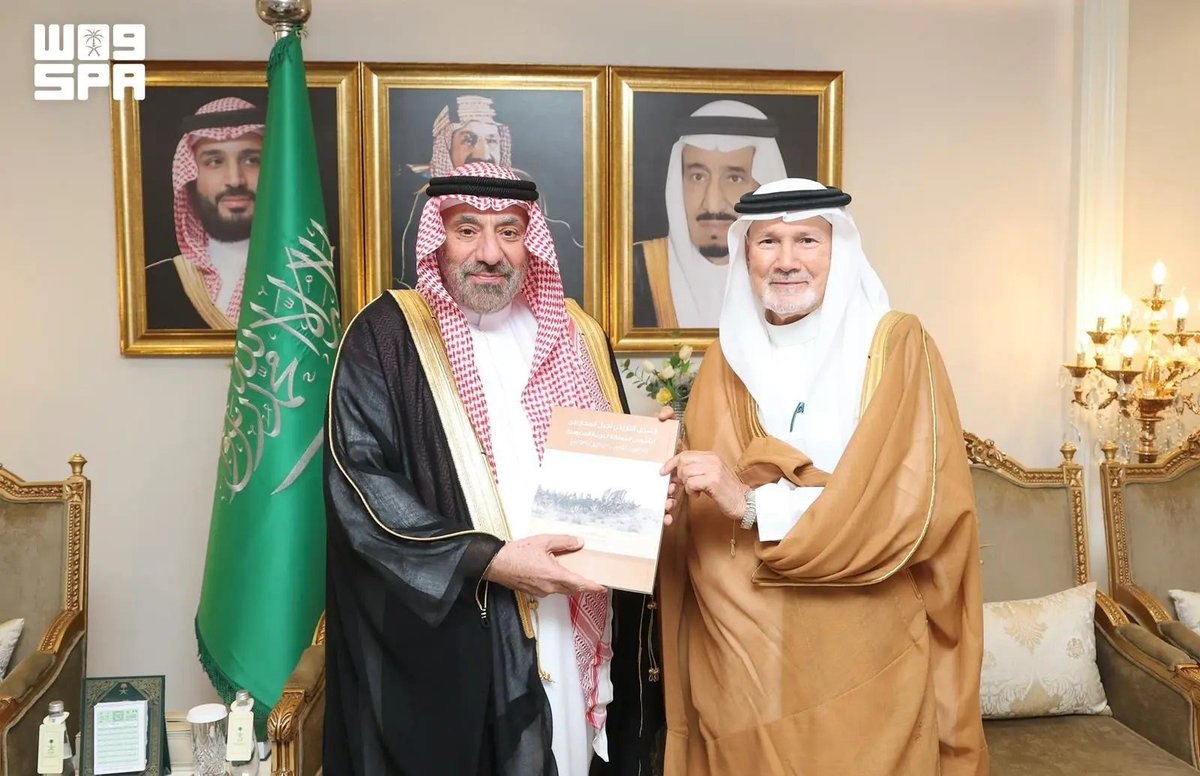 SPAregions's tweet photo. أمير نجران يتسلَّم نسخةً من كتاب يوثّق "السجل التاريخي لجيل المحاربين لتأسيس المملكة".
https://t.co/o2ooaxlOaW
#واس https://t.co/ATAfwdtrfk