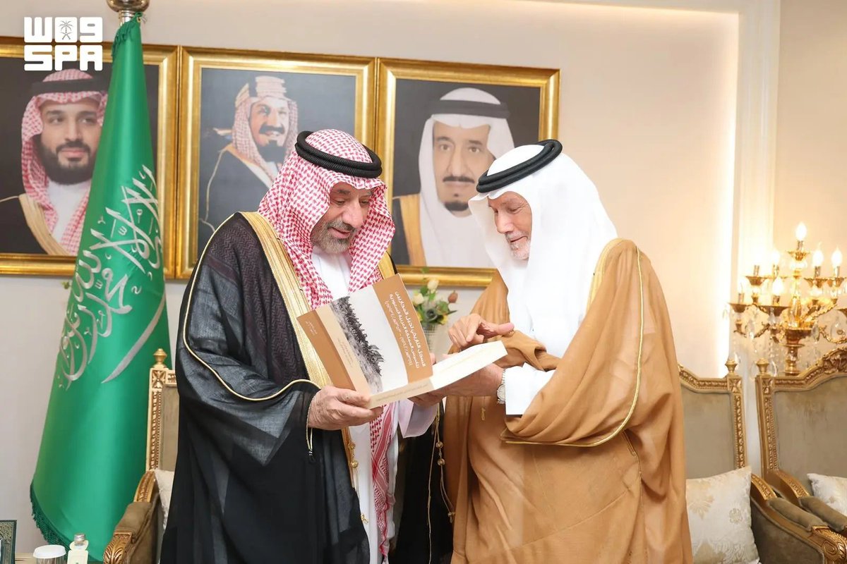 SPAregions's tweet photo. أمير نجران يتسلَّم نسخةً من كتاب يوثّق "السجل التاريخي لجيل المحاربين لتأسيس المملكة".
https://t.co/o2ooaxlOaW
#واس https://t.co/ATAfwdtrfk