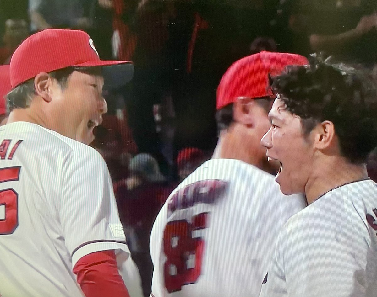 manrui14hr's tweet photo. やっぱり新井監督には
笑ってて欲しい😭😭😭

坂倉将吾ありがとう😭

新井貴浩最高でーす😭😭😭
カープもカープファンも最高だよ😭 https://t.co/adQ7cLBHRR