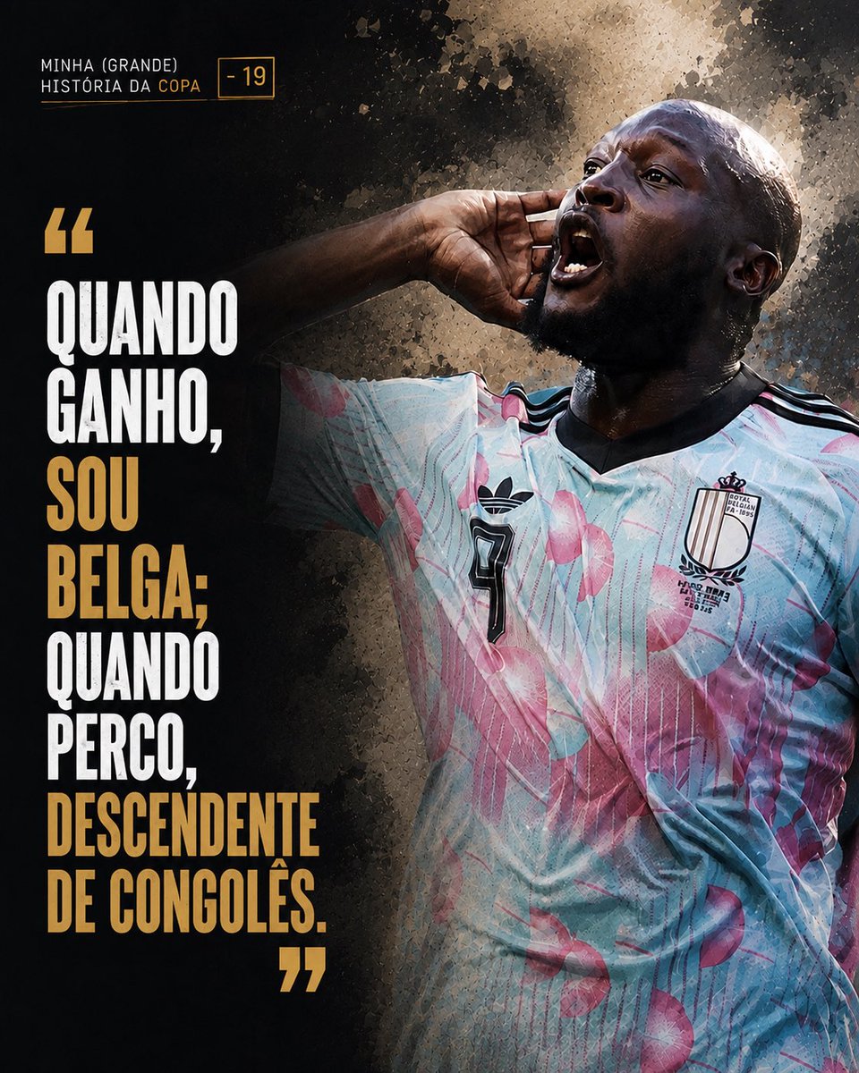 AndreiKampff's tweet photo. Minha (grande) história da Copa - 19 

Na festa da classificação da Bélgica para as quartas de final, ainda no gramado do Seattle Field, Romelu Lukaku era um dos jogadores mais festejados da noite.

Os companheiros o abraçavam.
A torcida cantava seu nome.

Um país inteiro celebrava o atacante que acabara de marcar o quarto gol da vitória por 4 a 1 sobre os Estados Unidos.

Lukaku era simplesmente belga.

Mas nem sempre foi assim.

Filho de imigrantes congoleses, nascido na Bélgica, Lukaku cresceu convivendo com uma pergunta que nunca deveria ser feita a quem nasceu em seu próprio país:

"De onde você realmente é?"

Anos depois, em um texto publicado no The Players' Tribune, ele resumiu como aprendeu a conviver com isso.

Quando marcava gols, era o atacante belga.
Quando o time perdia, voltava a ser o atacante de origem congolesa.

Como se sua nacionalidade pudesse mudar de acordo com o placar.
Como se o pertencimento dependesse do desempenho.

A história de Lukaku não é apenas sobre futebol. É sobre como somos como sociedade. 

Ela me faz lembrar outro desabafo que ficou guardado na memória.
O de Henrik Larsson.

Um dos maiores jogadores da história da Suécia.

Nascido em Helsingborg, filho de pai cabo-verdiano e mãe sueca, Larsson revelou, em entrevista ao The Guardian, que jamais conseguiu se sentir completamente aceito.
"Tenho 106 jogos pela seleção sueca, mas me sinto um estrangeiro."

É uma frase dura.

Porque não fala sobre futebol.
Fala sobre identidade.

Sobre pessoas que nasceram em um país, defenderam sua bandeira, cantaram seu hino, fizeram sua torcida sorrir e, ainda assim, em determinados momentos, continuaram sendo tratadas como se fossem de fora.

Lukaku e Larsson pertencem a gerações diferentes.
A países diferentes.
A histórias diferentes.

Mas carregam a mesma cicatriz.
A de descobrir que, para algumas pessoas, o pertencimento não é um direito.

No mesmo dia em que um debate inteiro girava em torno da suspensão retirada de um jogador americano para enfrentar a Bélgica, o personagem mais marcante da partida era justamente um homem que passou a vida lutando por algo muito mais difícil do que jogar uma partida.

Ser reconhecido como parte do próprio país.

É um teste permanente.
Um exame que precisa ser aprovado outra vez a cada gol, a cada vitória, a cada boa atuação.
Talvez seja por isso que a comemoração em Seatle tenha sido tão bonita.
Se em 2022 apos a eliminacao precoce ele era um descendente congolês. quatro anos depois ninguém perguntava de onde Romelu Lukaku era. 

O estádio inteiro apenas comemorava seu gol. Todos o abraçavam como um belga. 

Como o rosto vitorioso de um país. 

E talvez seja esse o mundo que o esporte, às vezes, consegue nos mostrar.

Um mundo em que ninguém precise ser destaque em uma classificação em Copa para finalmente ser reconhecido como parte da própria casa.