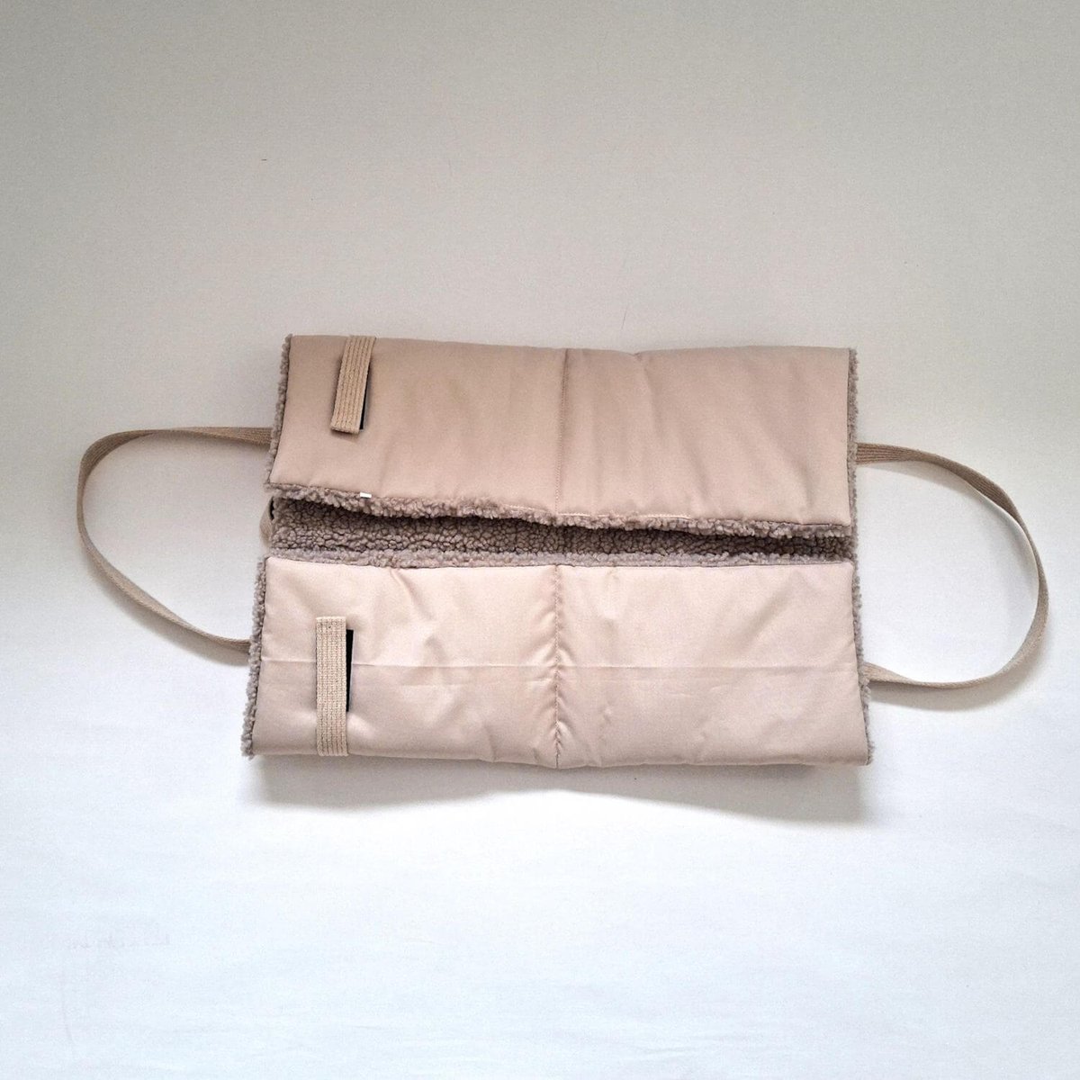 DOGS_InThe_CITY's tweet photo. New In! 😮 Entdecke unsere Reisematte Travel PAC in 3 Größen &amp; 2 Farben. Ob auf Reisen, im Büro, beim Training auf der Hundewiese oder als Reisebett für den geplanten Kurztrip. Travel PAC ist lässig, sportlich,… #dogsinthecity #Hundaufreisen #Hundematte #welovedogs #Hundedecke https://t.co/O8xu9ByVYn