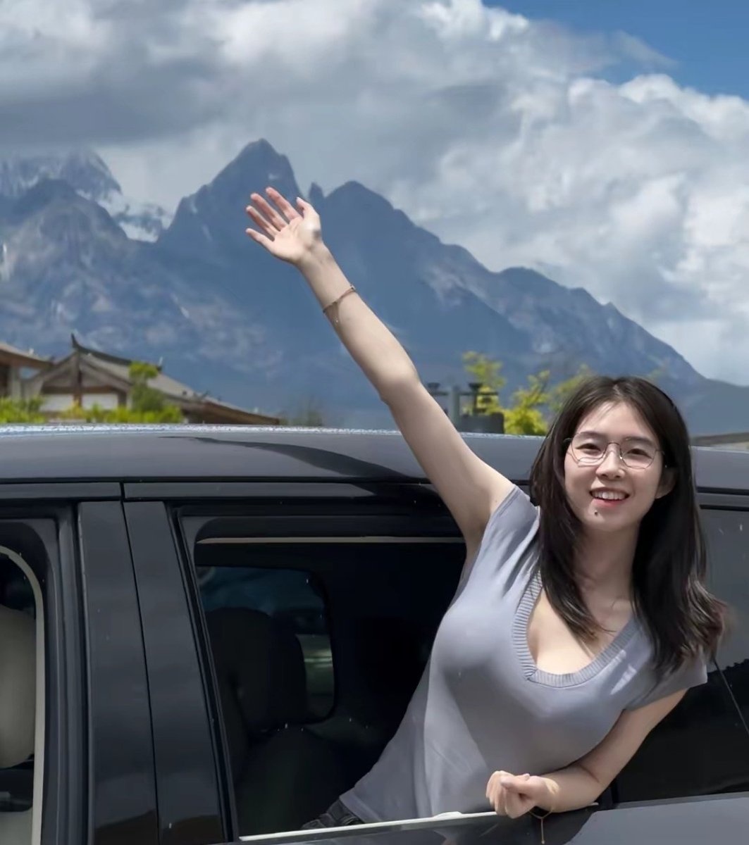 UncleNear666's tweet photo. 这女的是谁，���口气代言几款汽车

怎么那么厉害 https://t.co/qqAf3xq6lk