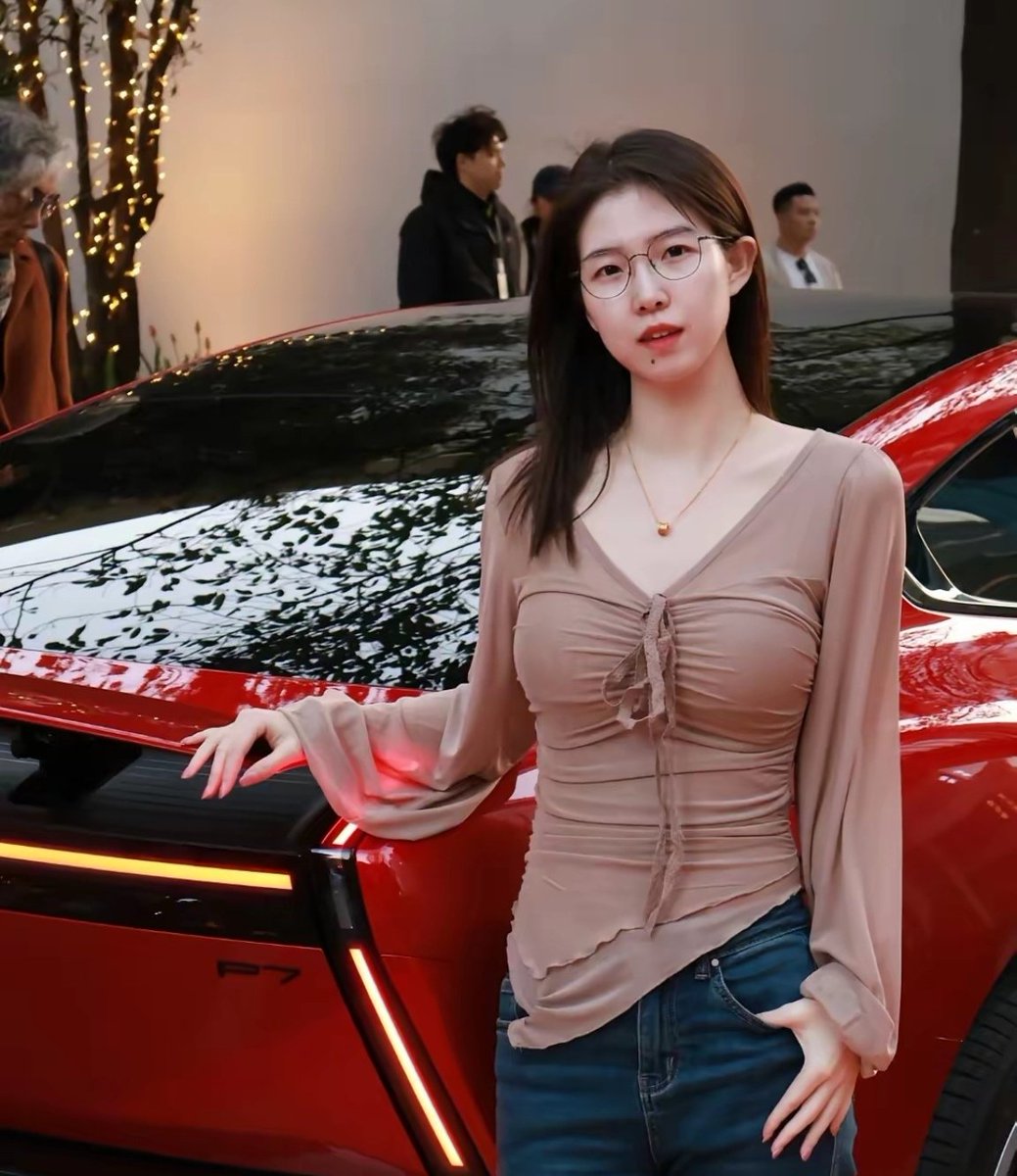 UncleNear666's tweet photo. 这女的是谁，���口气代言几款汽车

怎么那么厉害 https://t.co/qqAf3xq6lk