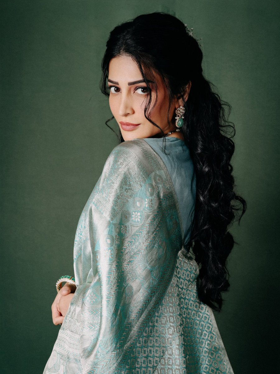 azhagigalulagam's tweet photo. @shrutihaasan Beautiful pictures : @shrutihaasan 🥰🫠 3/3 👇 👇 👇 

#shrutihaasan #shruti https://t.co/ZJxGjXHM1x