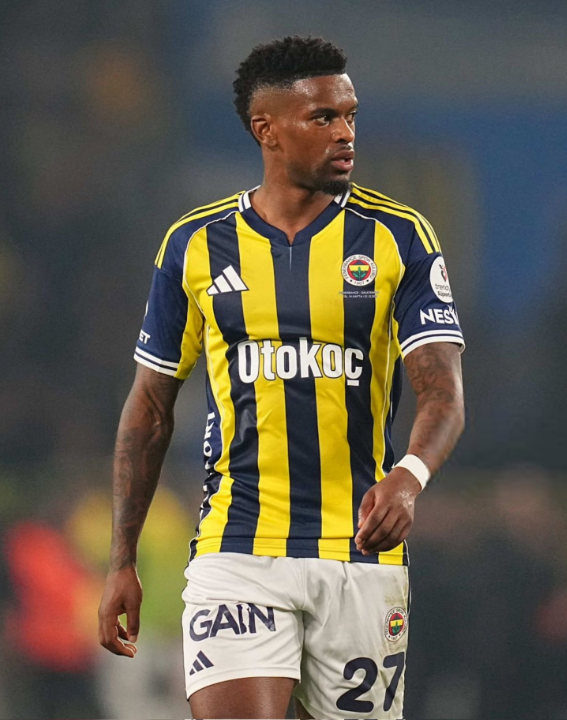 onuryazicioglu's tweet photo. Fenerbahçe taraftarının oyuncu tüketme birimi tarafından geçen sezon hedefe konmuş sağ bekimiz Nelson Semedo'dan söz edelim azıcık. 

Vitor Pereira takımlarını takip etmek özel zevklerimden biri olduğu için, Vitor'un Wolves'la kümede kalma serüvenini yakından takip etmiştim. Her maçta da "bizim Semedo'yu almamız lazım" diye attığım whatsapp mesajlarının sayısını unuttum. 

Semedo o sezon sonunda Wolves'la yeni sözleşme yapmadı ve bonservisi elindeydi. Bizim de Osayi ve Mimovic mevzularımız kapanmıştı. Sağ bek almamız gerekiyordu ama Ali Koç yönetimi her zaman olduğu gibi hesaplarını takımın sağlıklı oluşması yerinde, kulüp siyasetine uygun olarak yapıyordu. 

Koca hazırlık kampına dahil etmeyip, artık eksik kadroyla Feyenoord karşısına çıkacağımız kesinleşmişken, 31 Temmuz 2025 tarihinde Semedo'yla iki yıllık sözleşme yaptılar. 6 Ağustos'ta da Feyenoord maçımız vardı. Adam kamp yemeden, Feyenoord maçının ikinci yarısında sahaya çıktı ve sezonun ilk yarısında sakatlanana kadar şahane top oynadı. 

Yaz kampı yememiş ve geldikten birkaç hafta sonra hocası değişmiş, üstüne de sakatlıklar geçirmiş bir oyuncuyu, sezon ortasından itibaren YouTube sansarları ve futbolcu ıslıklama birimimiz sayesinde "çöp" ilan ettik.

Üstelik, sakatlıktan çıkar çıkmaz icatçı hocamız Tedesco adamı sol beke sürdü. Oysa Mert Müldür, sol beki iyi kapatmıştı. Semedo gelip sol bekten Mert'i kesti. Mert sağ bek olup ıslıklandı. 

Oyuncumuz Dünya Kupası'nda sıklıkla sonradan oyuna girdi ama hep diri ve etkili oynadı. Şimdi Semedo gitsin mi kalsın mı konusu speküle ediliyor. 

Yahu Porktekiz Milli Takımı kolay seviye mi? Semedo'nun kariyeri kolay kariyer mi? Sağ bekimiz de değişmesin arkadaş. Bir kamp yesin, bir hazırlık yapsın. Yok... 

Biz transfer kovalama peşindeyiz.