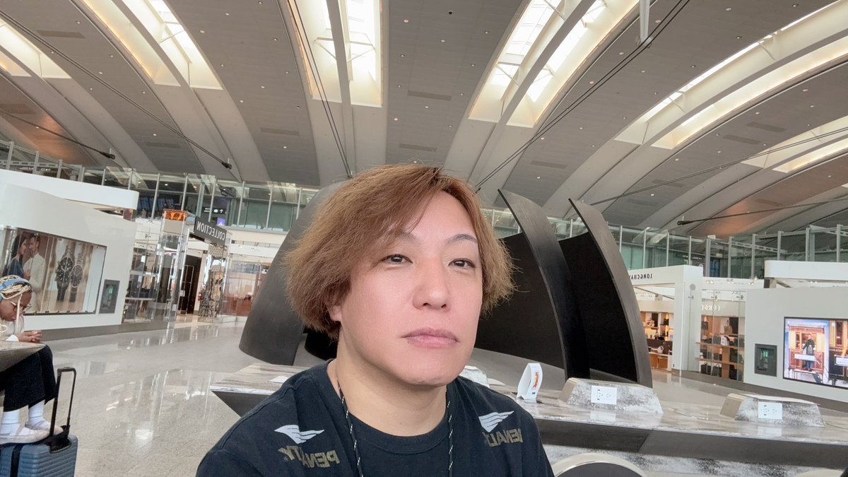 YOFFY_Psychic's tweet photo. いやぁー、やる事ないねぇ
トロント空港で6時間潰さねば💦
あと4時間くらい
とりあえず写真を撮ってみます
、NJ拓郎さん、ゴーオンレッド古原くんと〜 https://t.co/W6cidAGHXc
